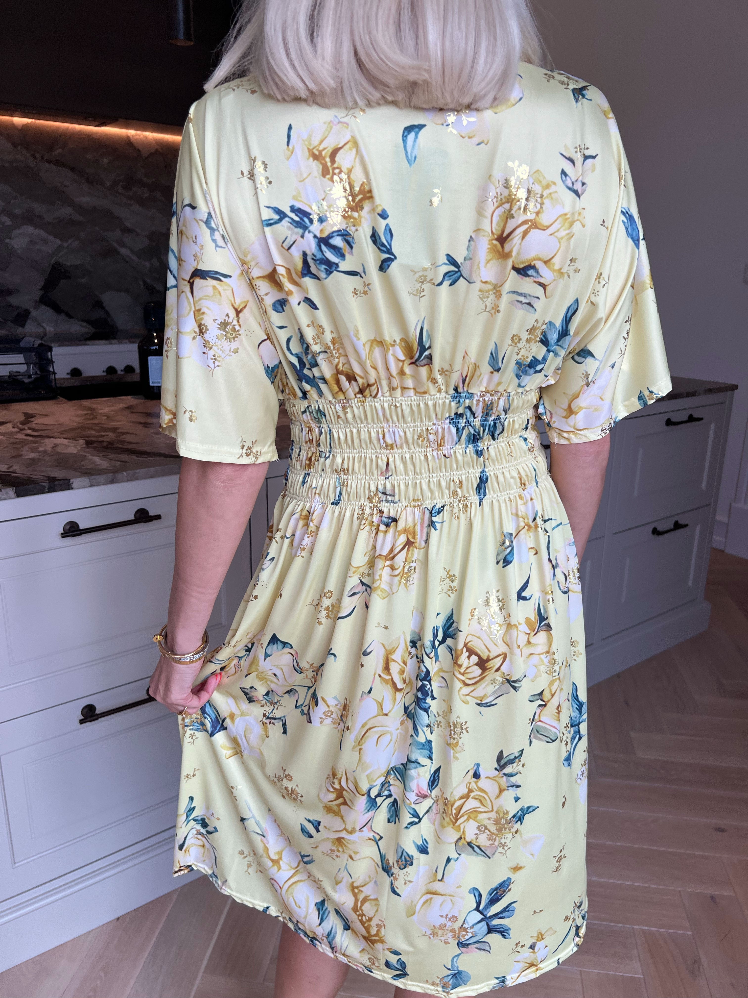 Pams Rosette Short - Elastisk kjole med fine blomster og guld detaljer