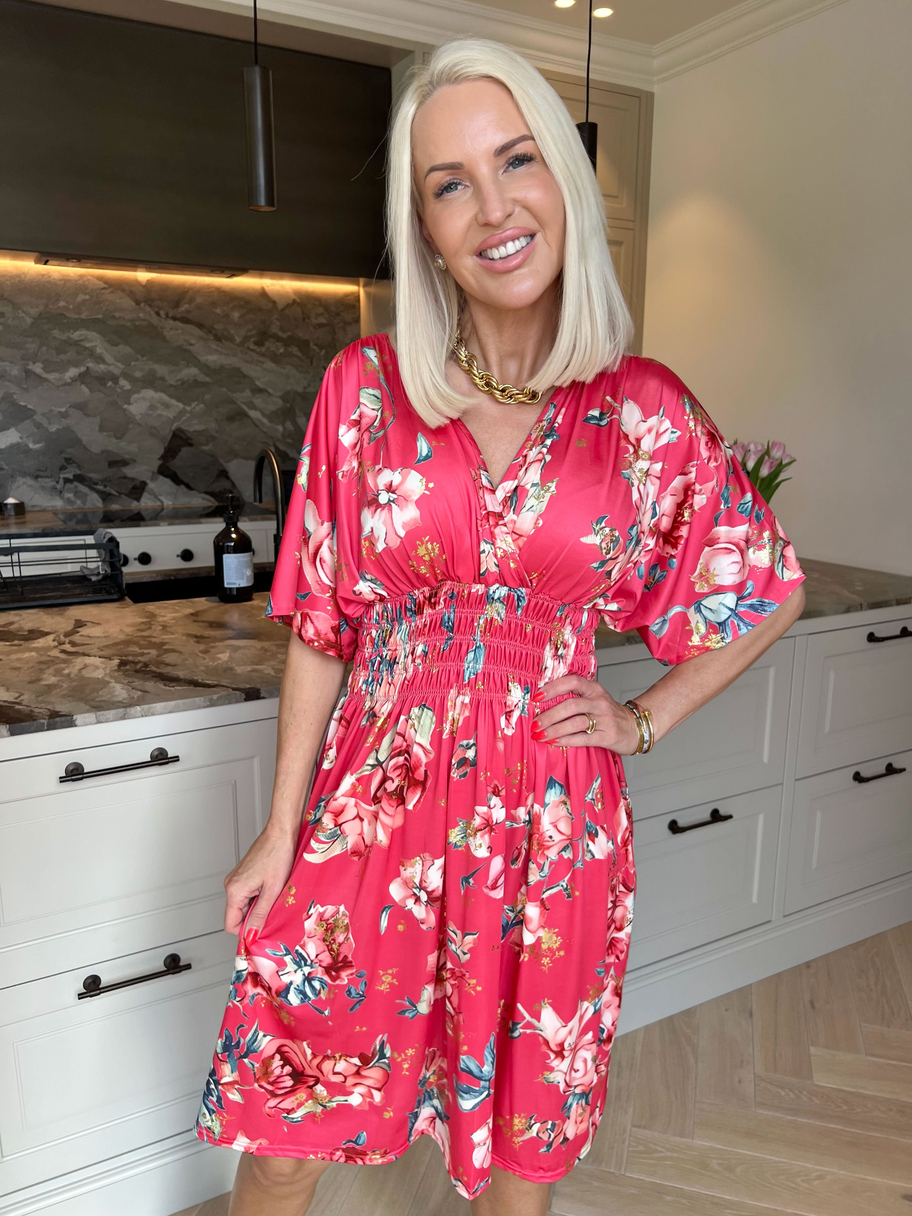 Pams Rosette Short - Elastisk kjole med fine blomster og guld detaljer