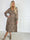 Pams Snake Midi L/S - Elastisk kjole i slangeprint med elegante gulddetaljer