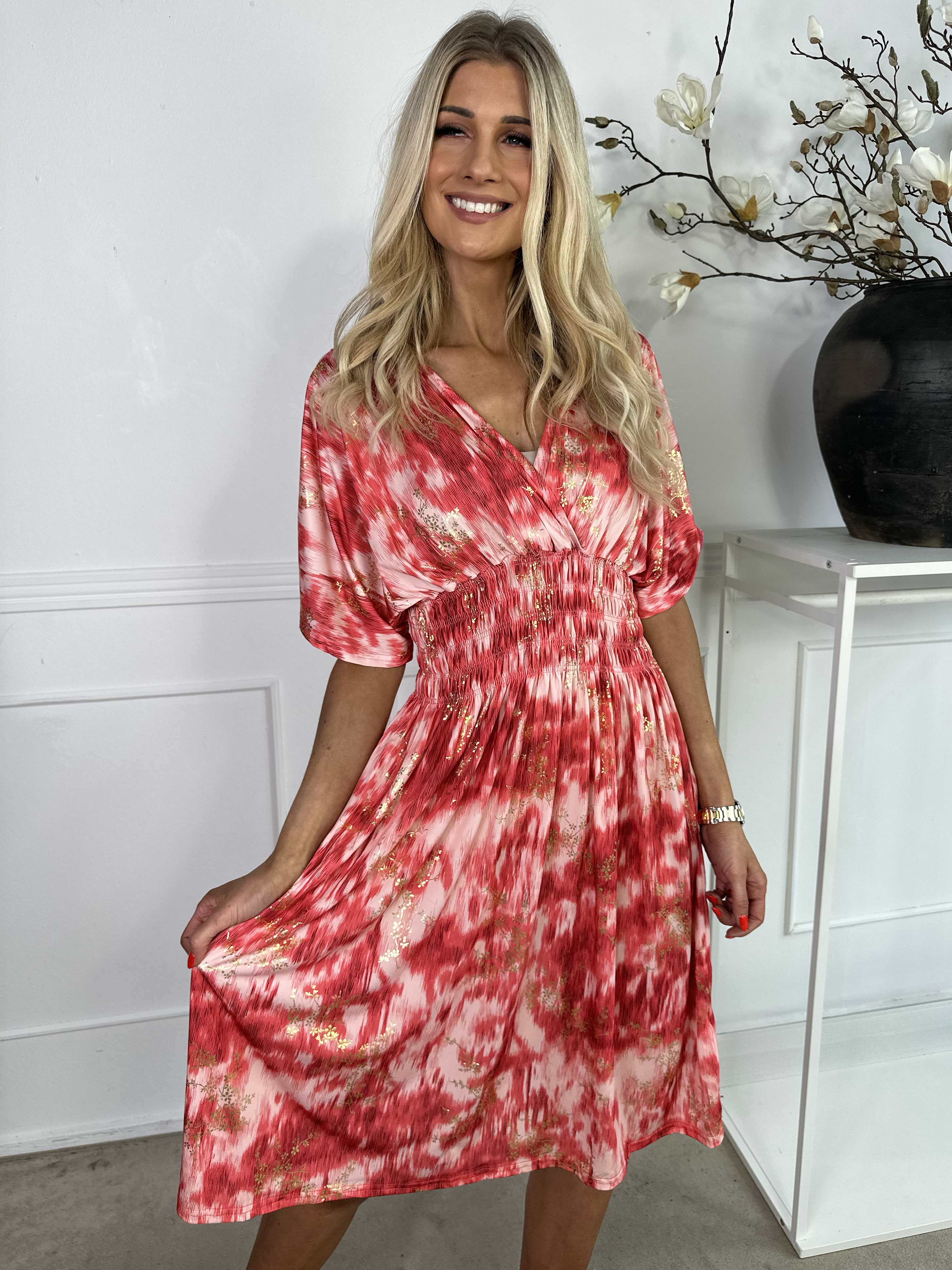 Pams Art Short - Mønstret elastisk kjole med guld blomster