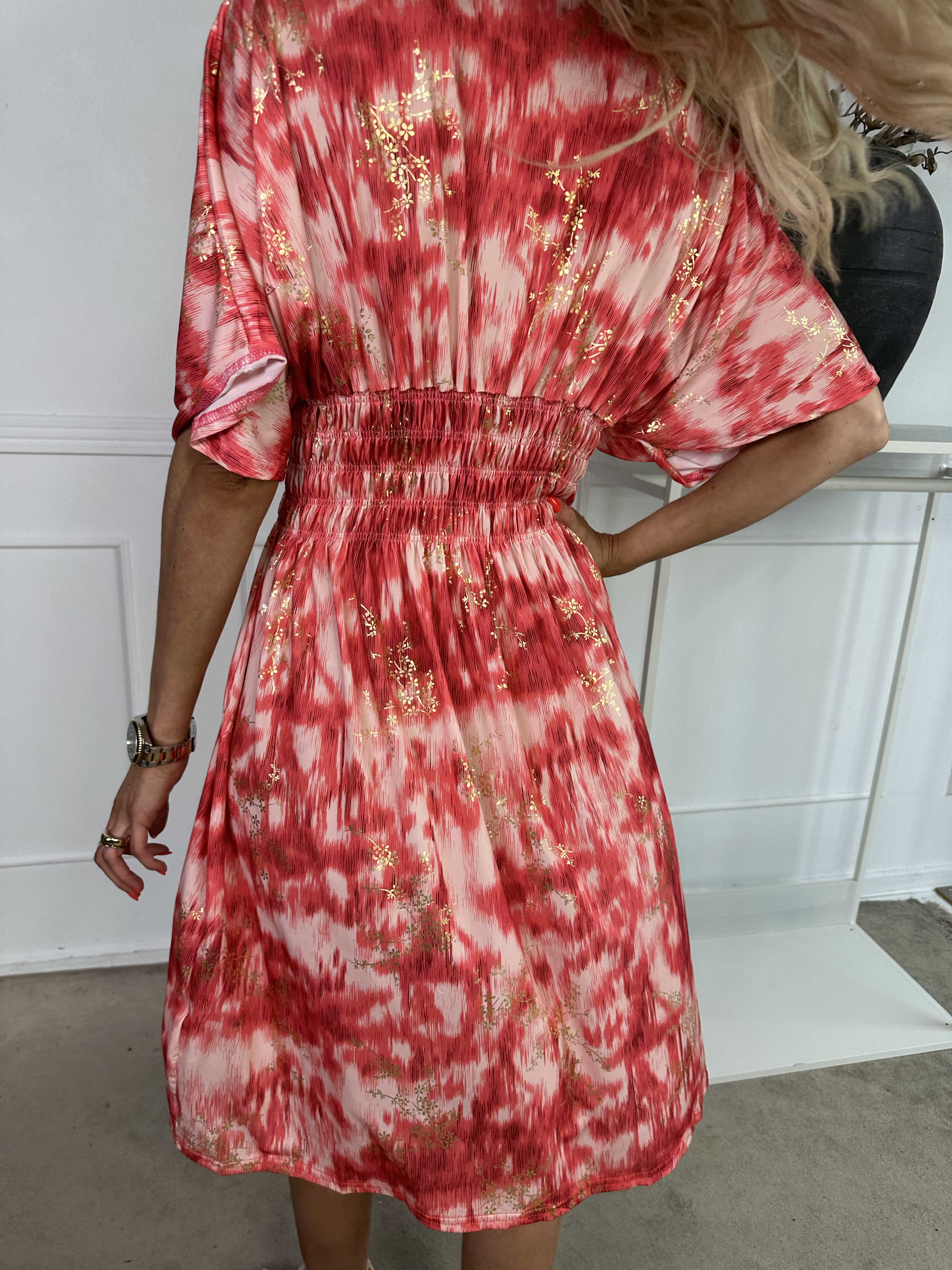 Pams Art Short - Mønstret elastisk kjole med guld blomster