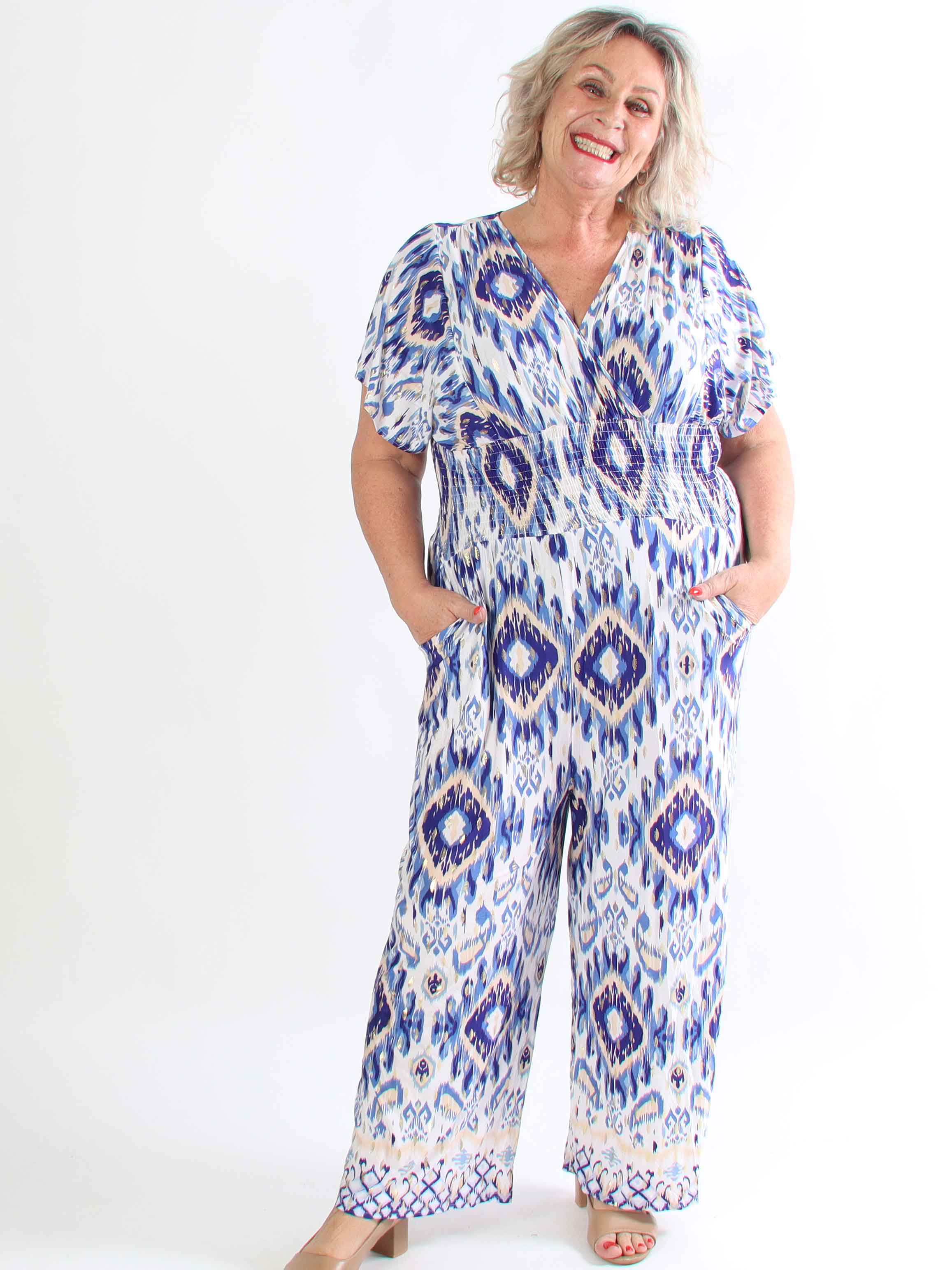 Pams Artsy Jumpsuit - Elastisk plus size mønstret buksedragt med guld dutter