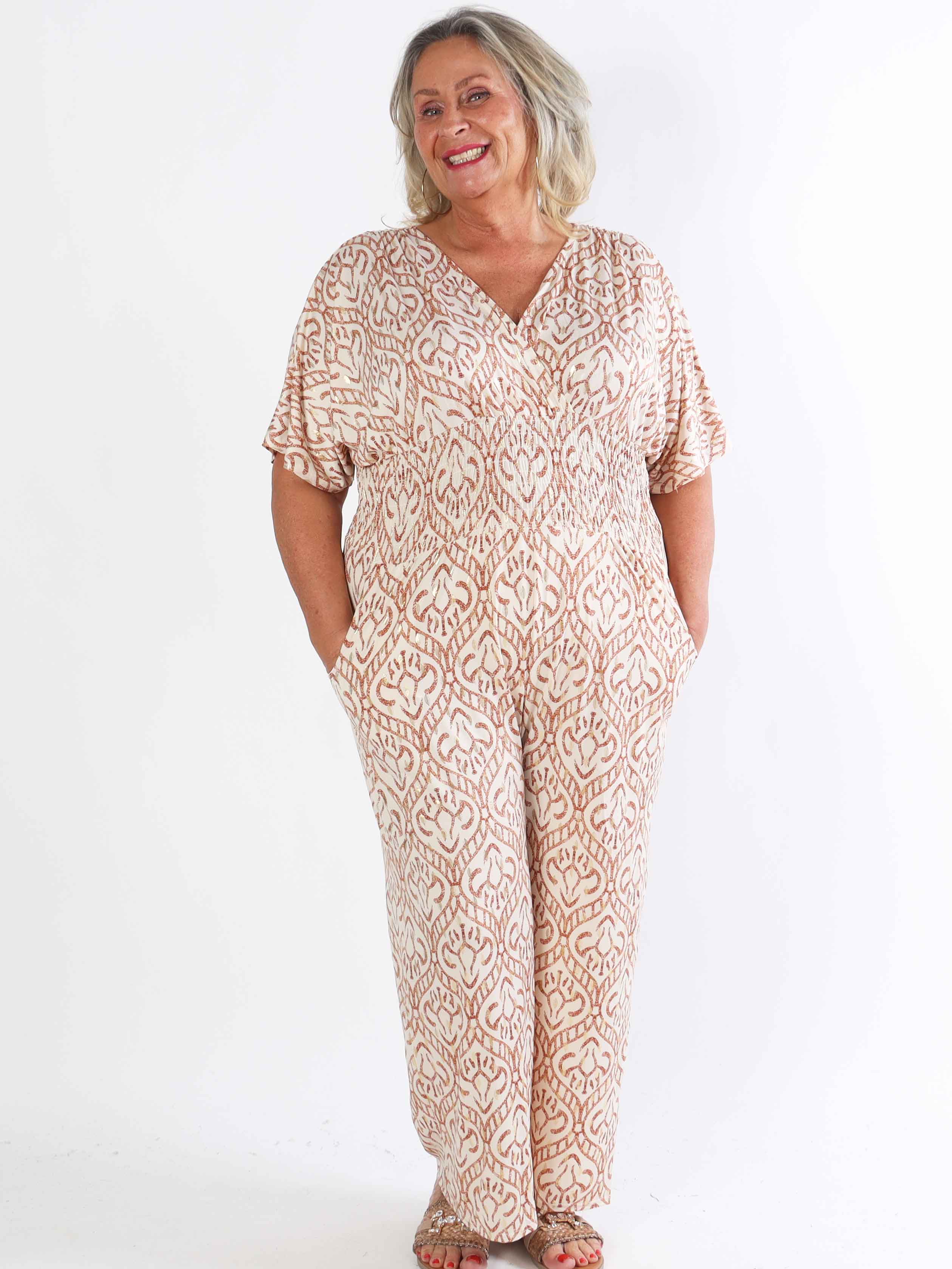 Pams Boho Jumpsuit - Elastisk plus size buksedragt med v-udskæring