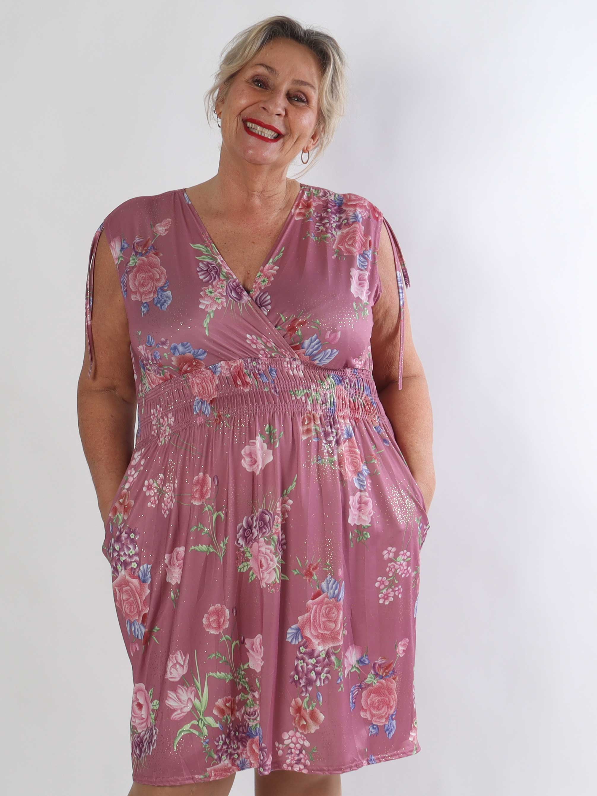 Pams Bouquet Short - Kort plus size kjole med blomster og guld støv