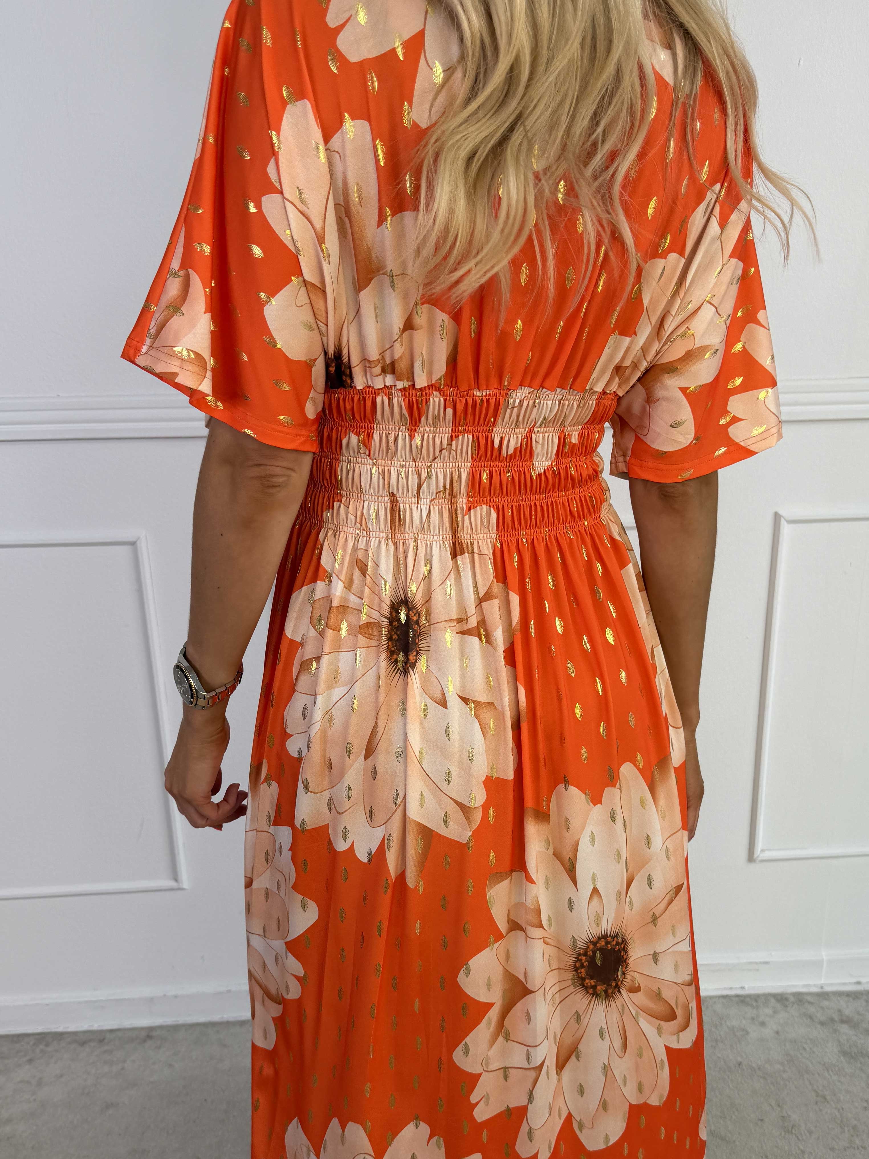 Pams Eden - Lang elastisk kjole med store blomster og guld dutter