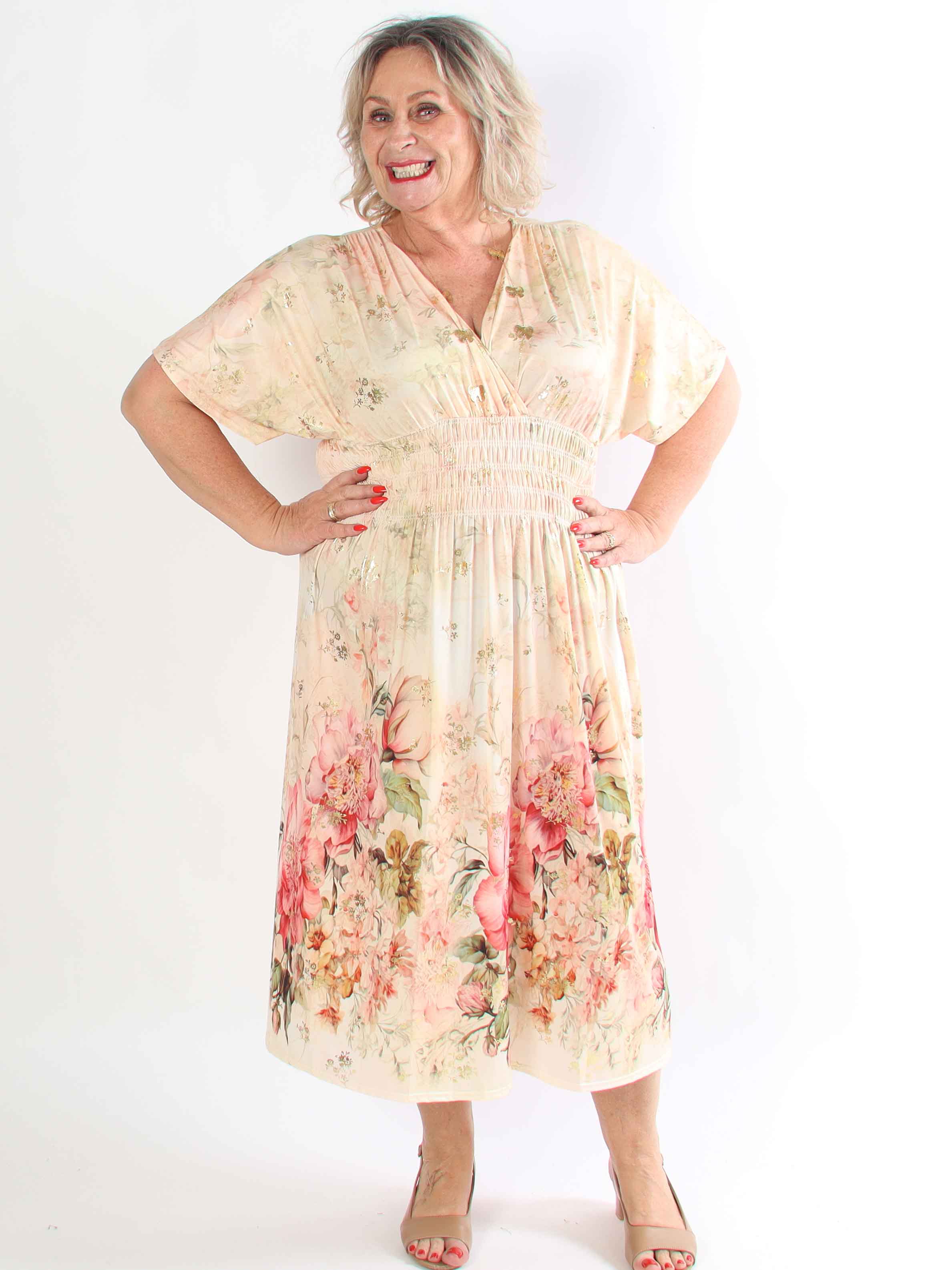 Pams Ethereal Midi - Plus size kjole med blomster motiver og guld detaljer