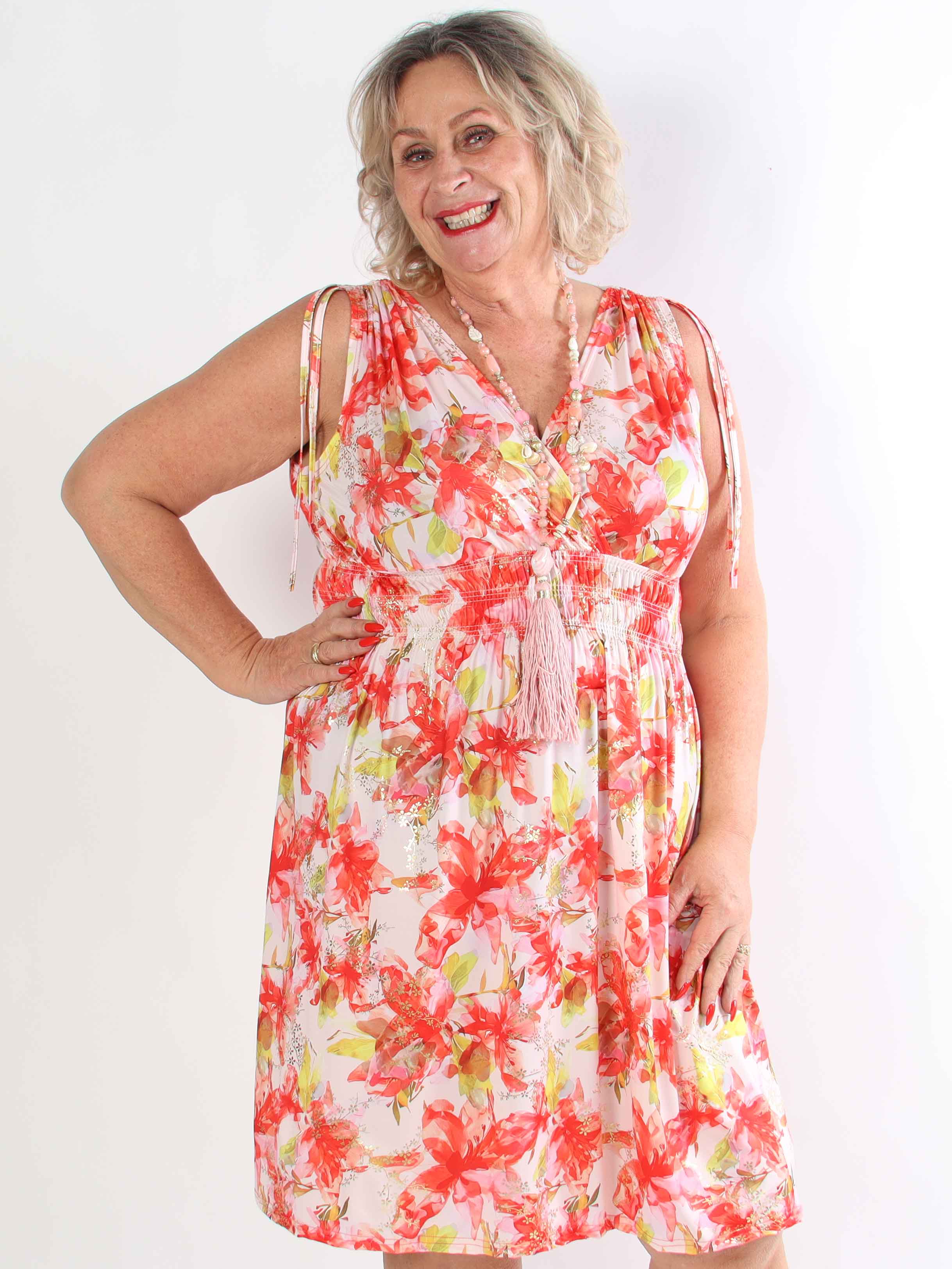 Pams Flourish Short - Elastisk blomstret plus size kjole med guld detaljer