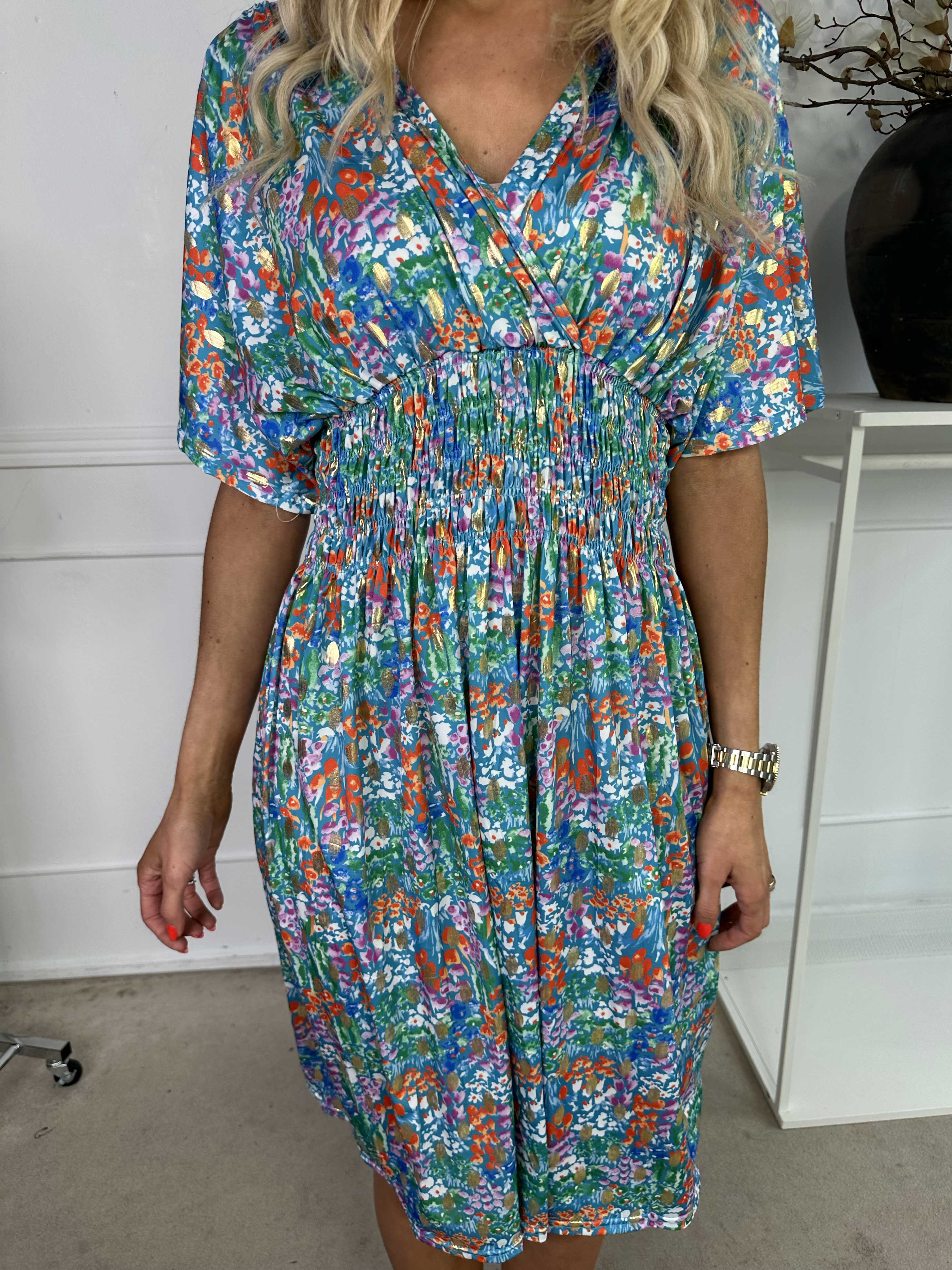 Pams Multi Flower Short - Elastisk kjole i blomsterprint med gulddetaljer