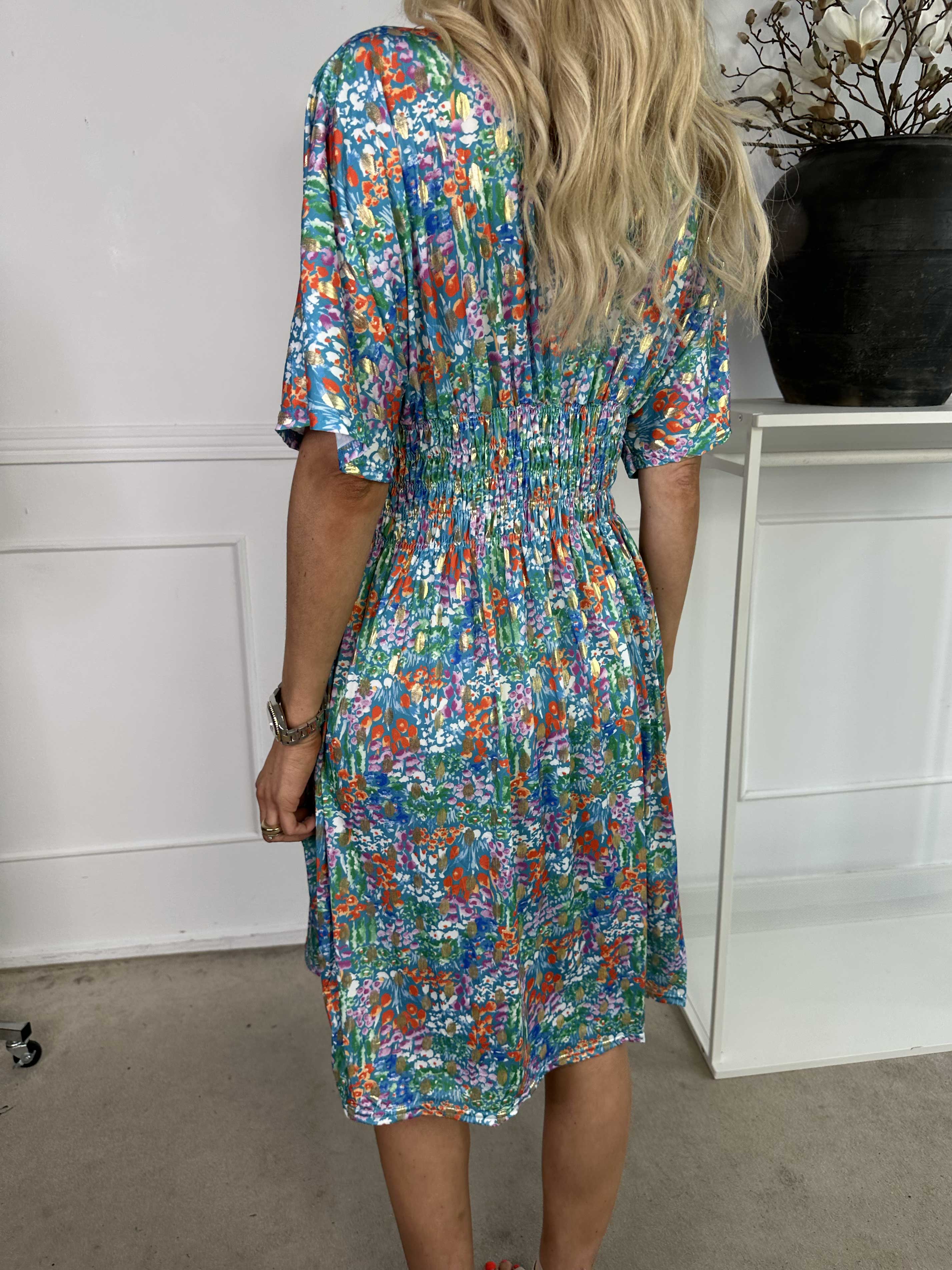 Pams Multi Flower Short - Elastisk kjole i blomsterprint med gulddetaljer