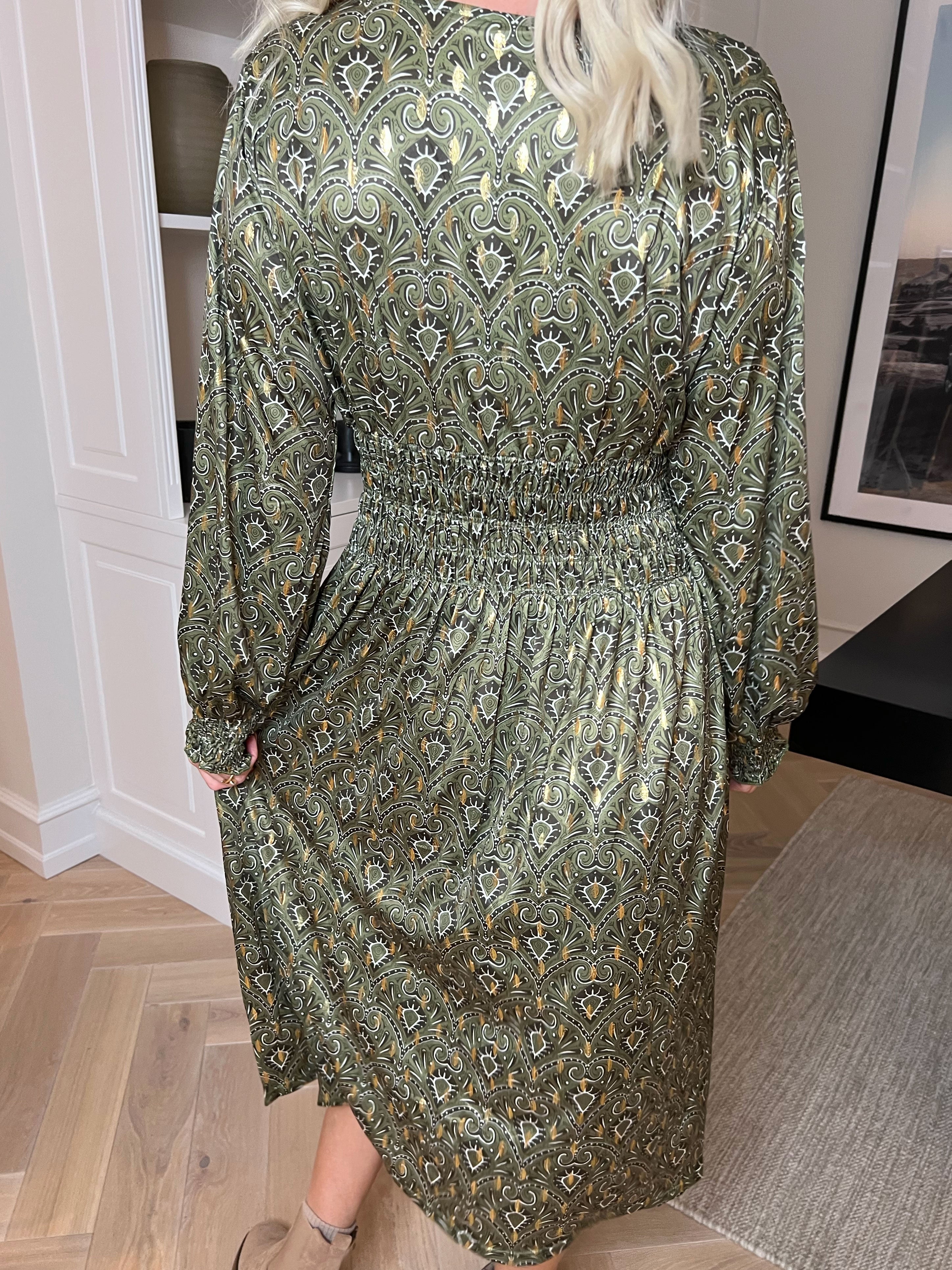 Pams Pattern Midi L/S - Elastisk kjole i krølfrit stof med lange ærmer