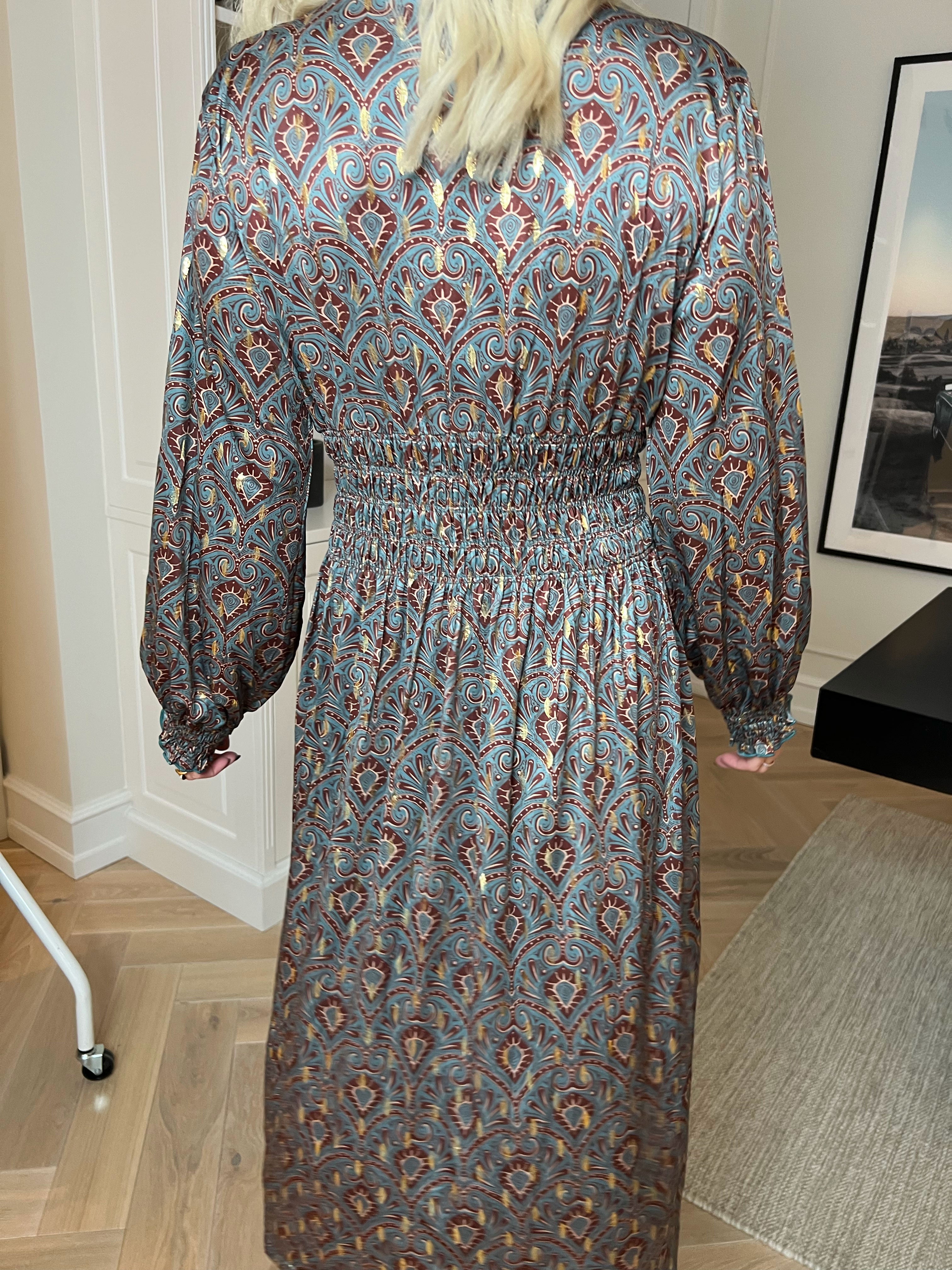 Pams Pattern Midi L/S - Elastisk kjole i krølfrit stof med lange ærmer