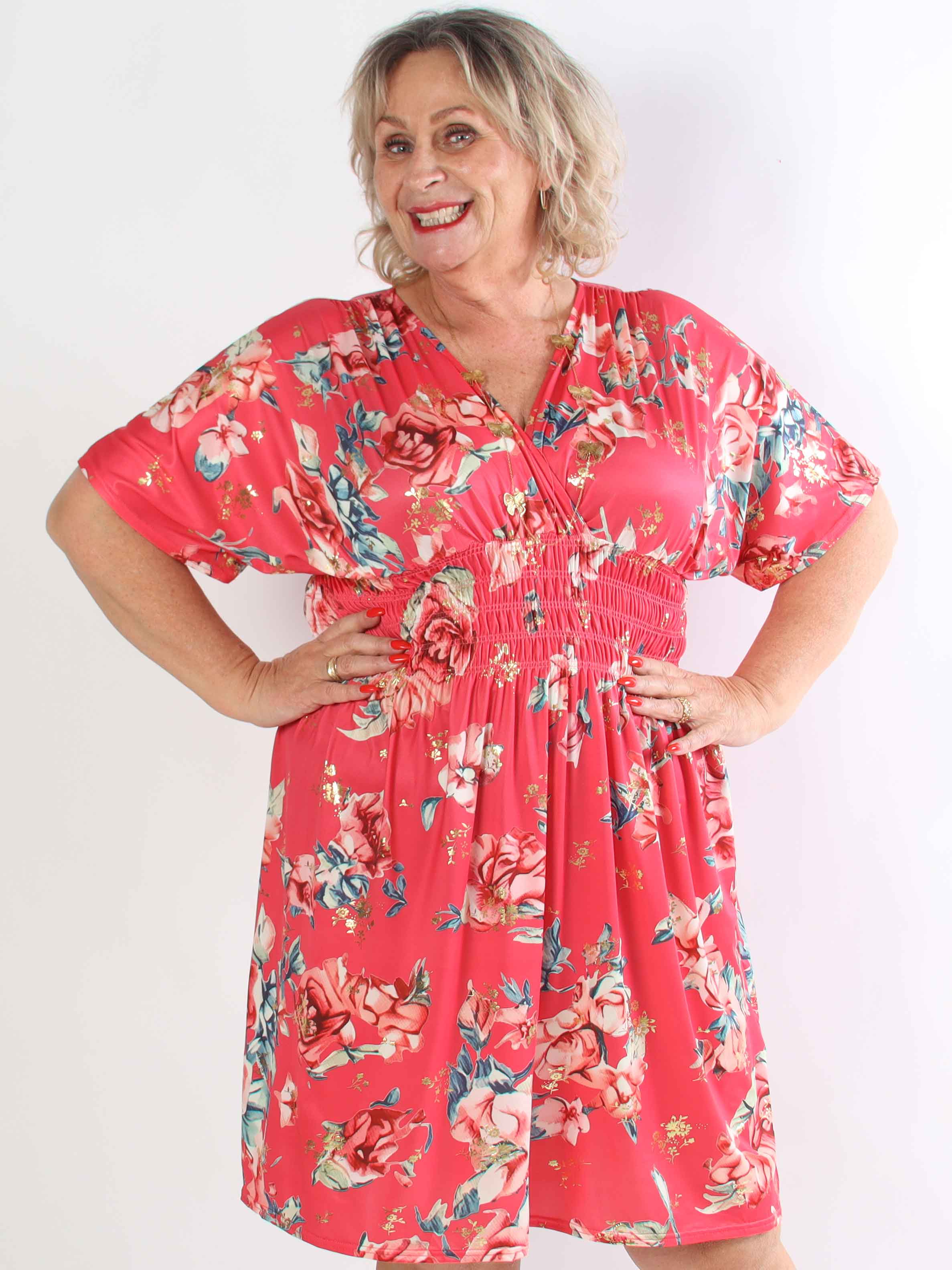 Pams Rosette Short - Plus size kjole med fine blomster og guld detaljer