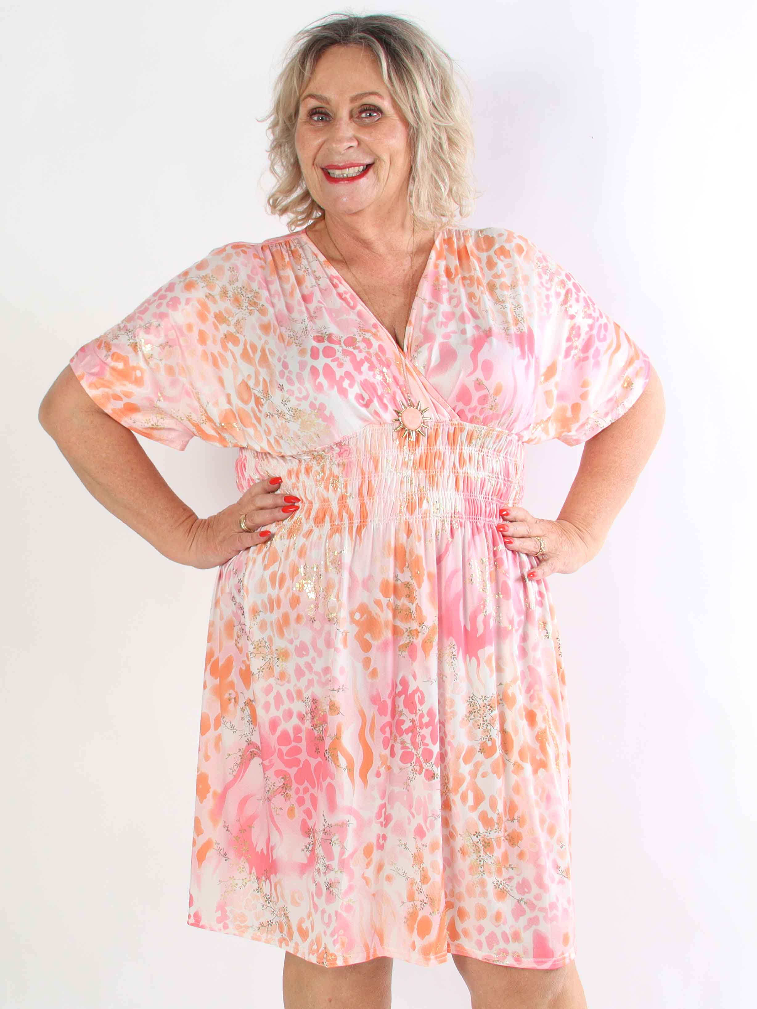 Pams Wild Short - Elastisk mønstret plus size kjole med guld bladdetaljer