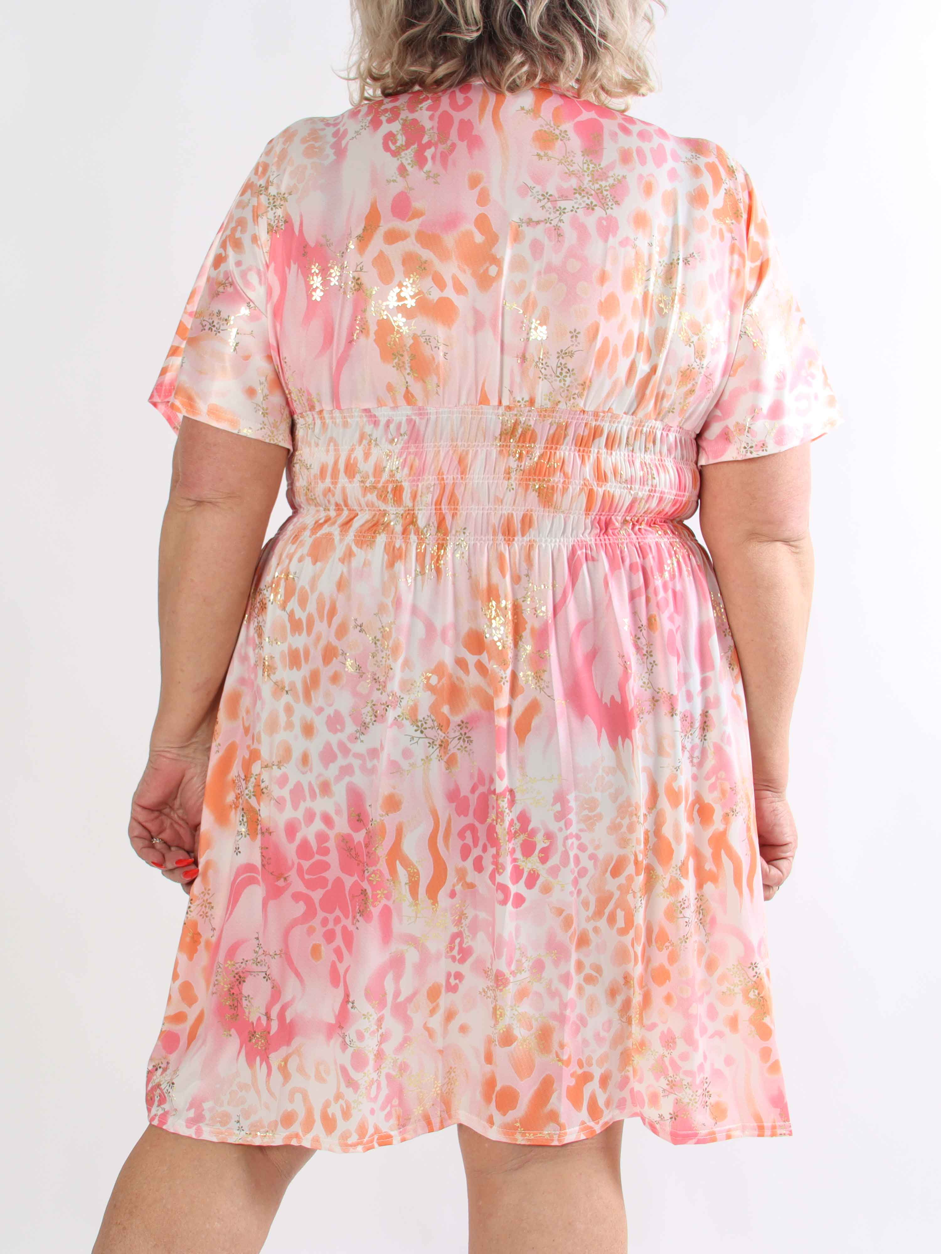 Pams Wild Short - Elastisk mønstret plus size kjole med guld bladdetaljer