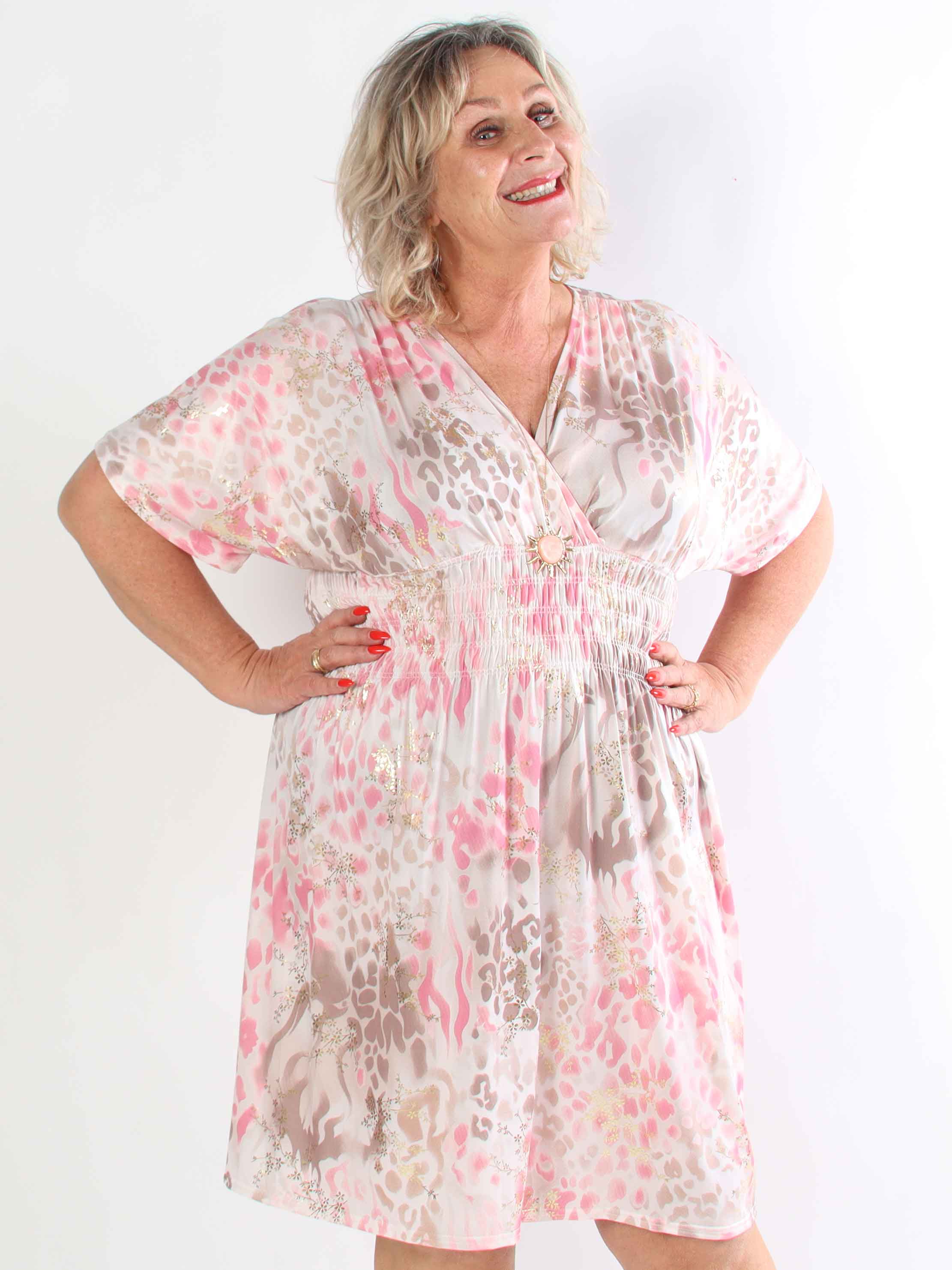 Pams Wild Short - Elastisk mønstret plus size kjole med guld bladdetaljer