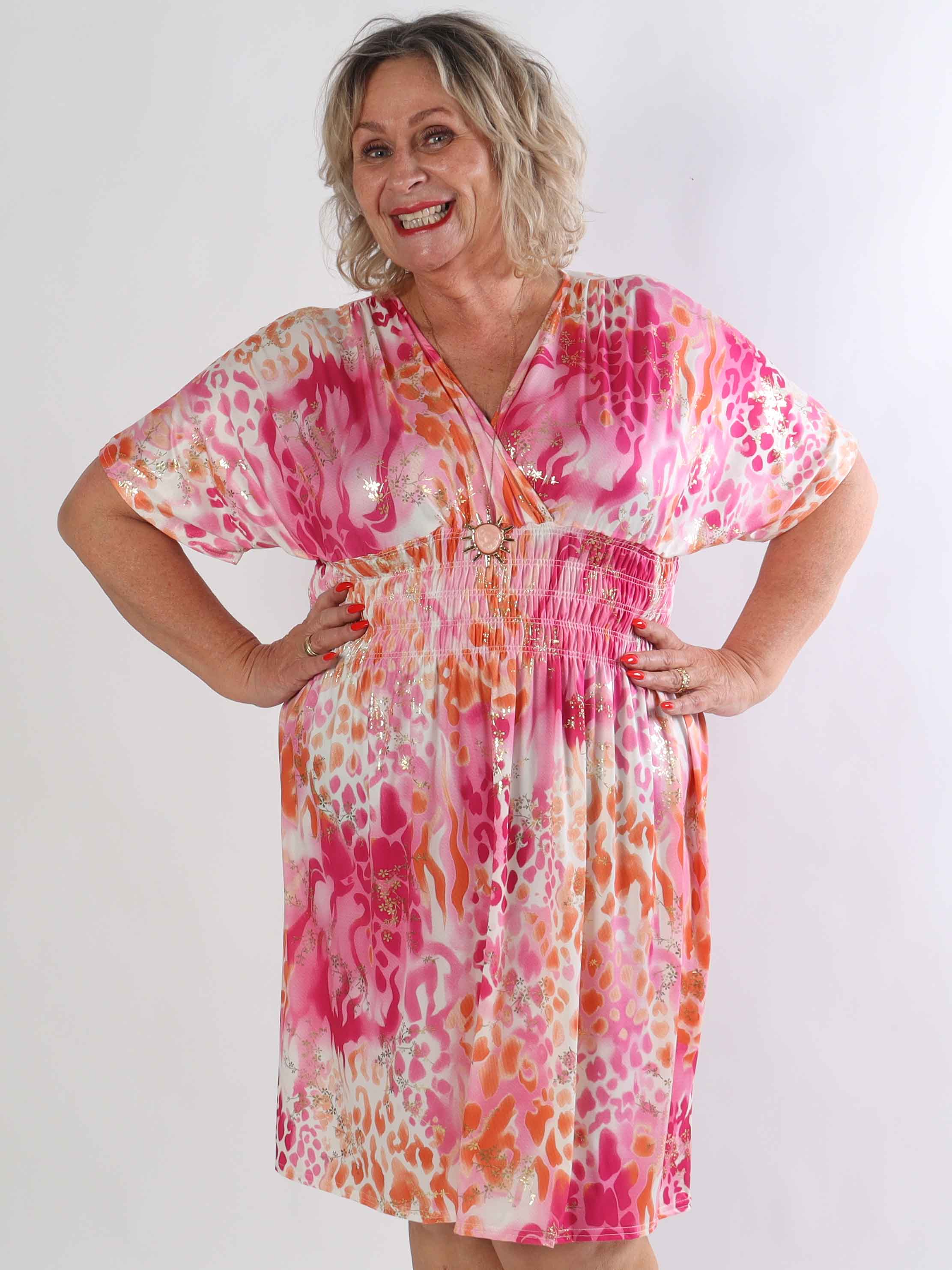 Pams Wild Short - Elastisk mønstret plus size kjole med guld bladdetaljer