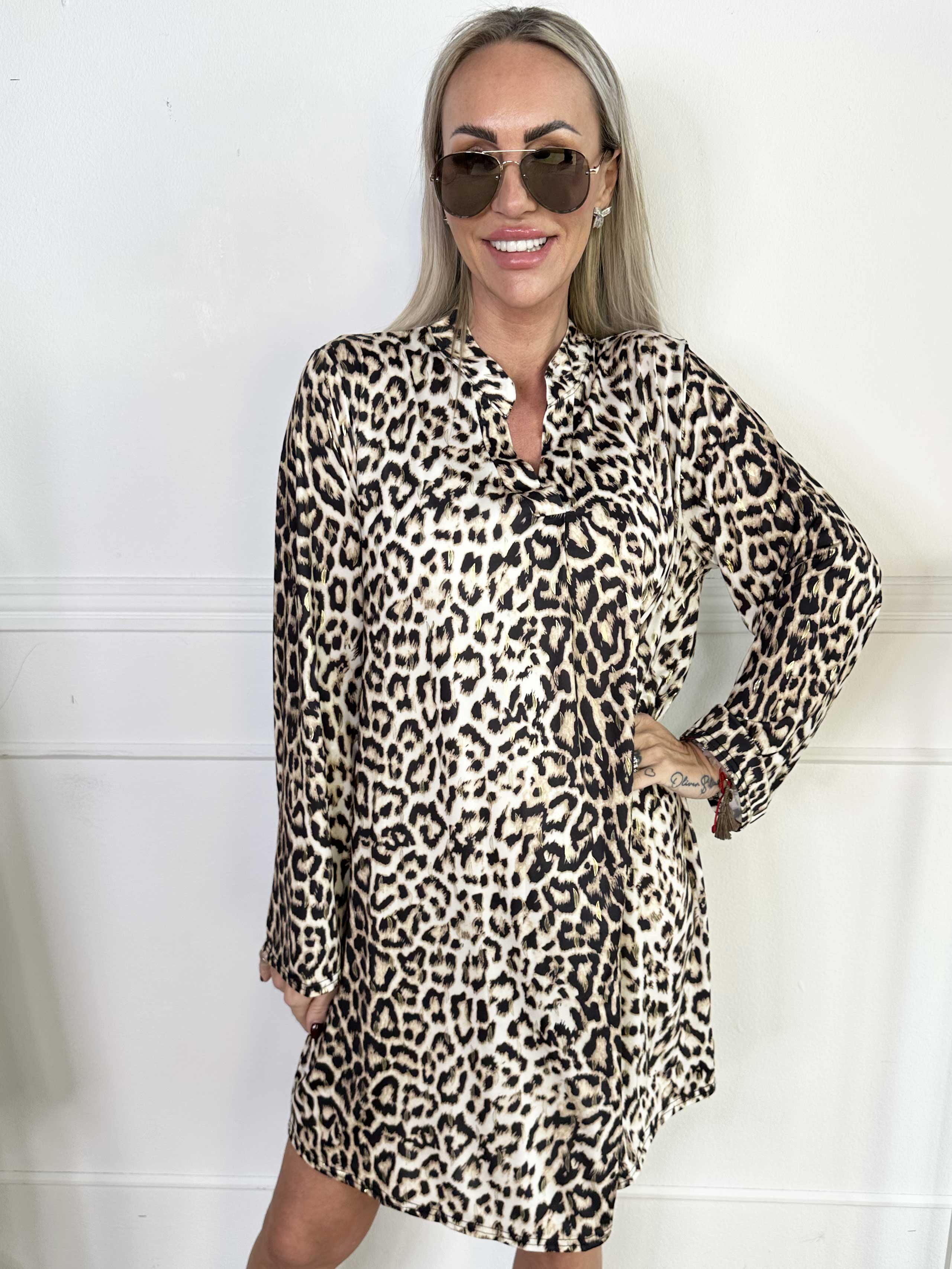 Penelope - Elastisk kjole i leopardprint med guld detaljer