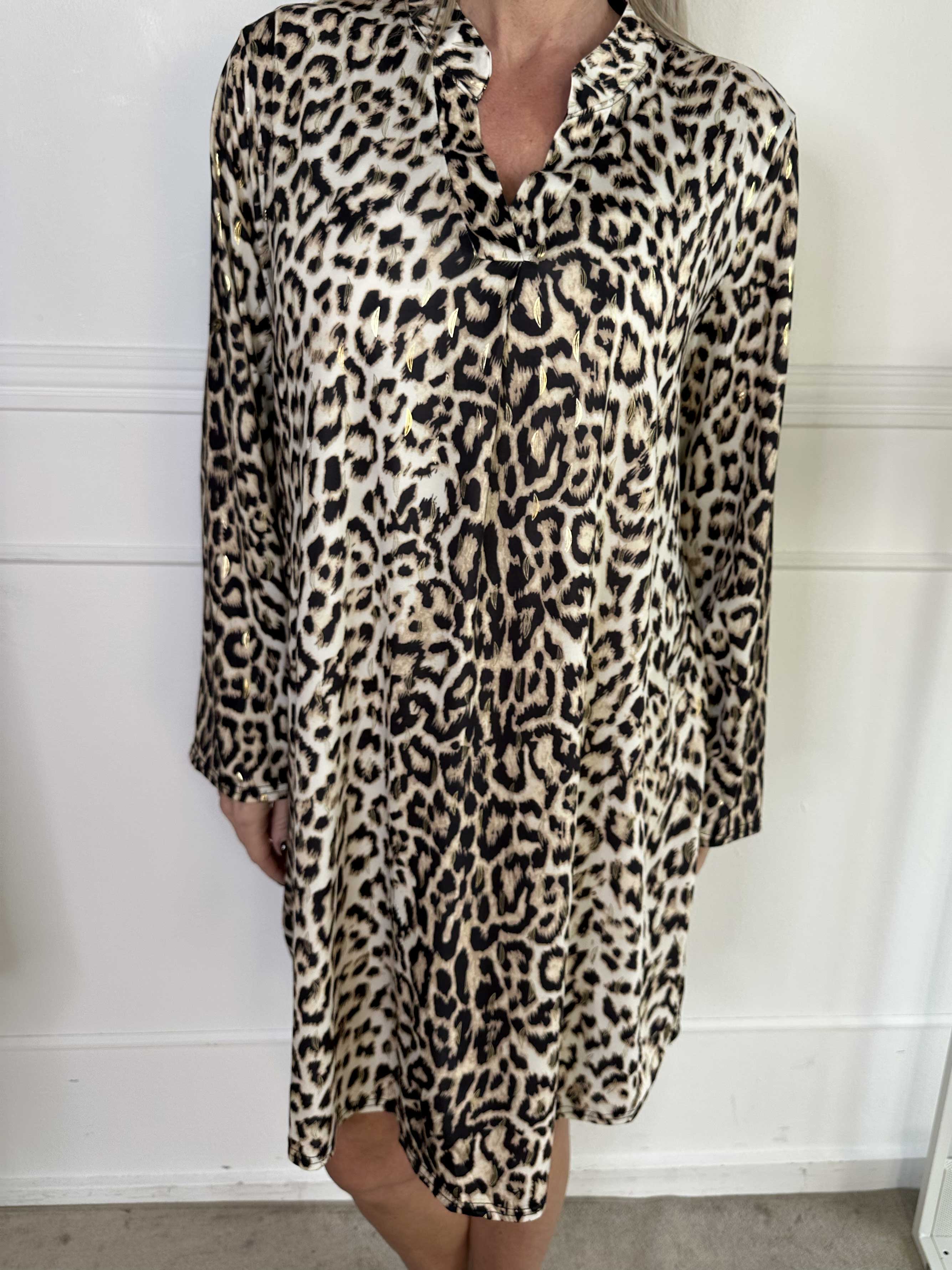 Penelope - Elastisk kjole i leopardprint med guld detaljer