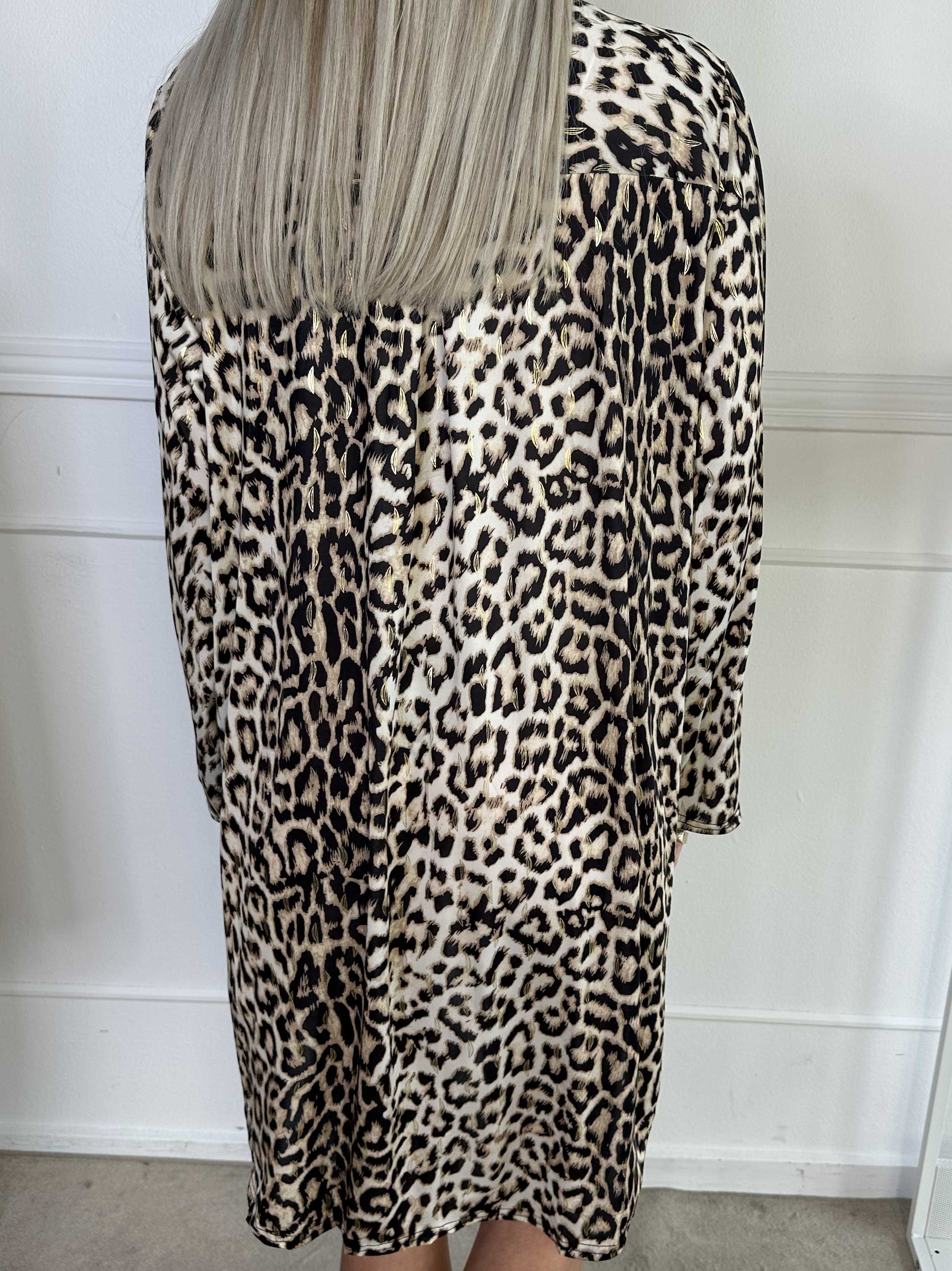 Penelope - Elastisk kjole i leopardprint med guld detaljer
