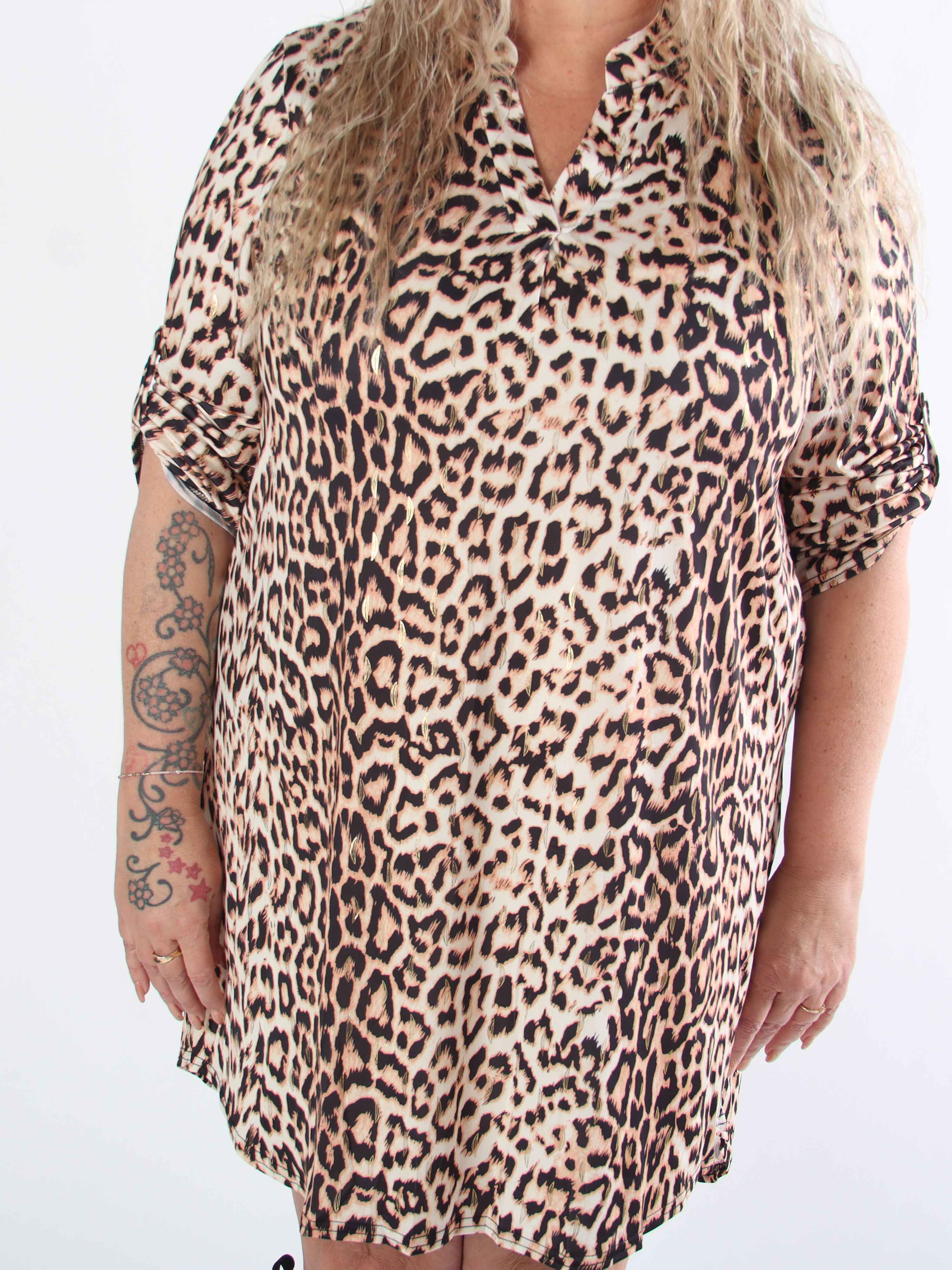Penelope - Elastisk plus size kjole i leopardprint med guld detaljer