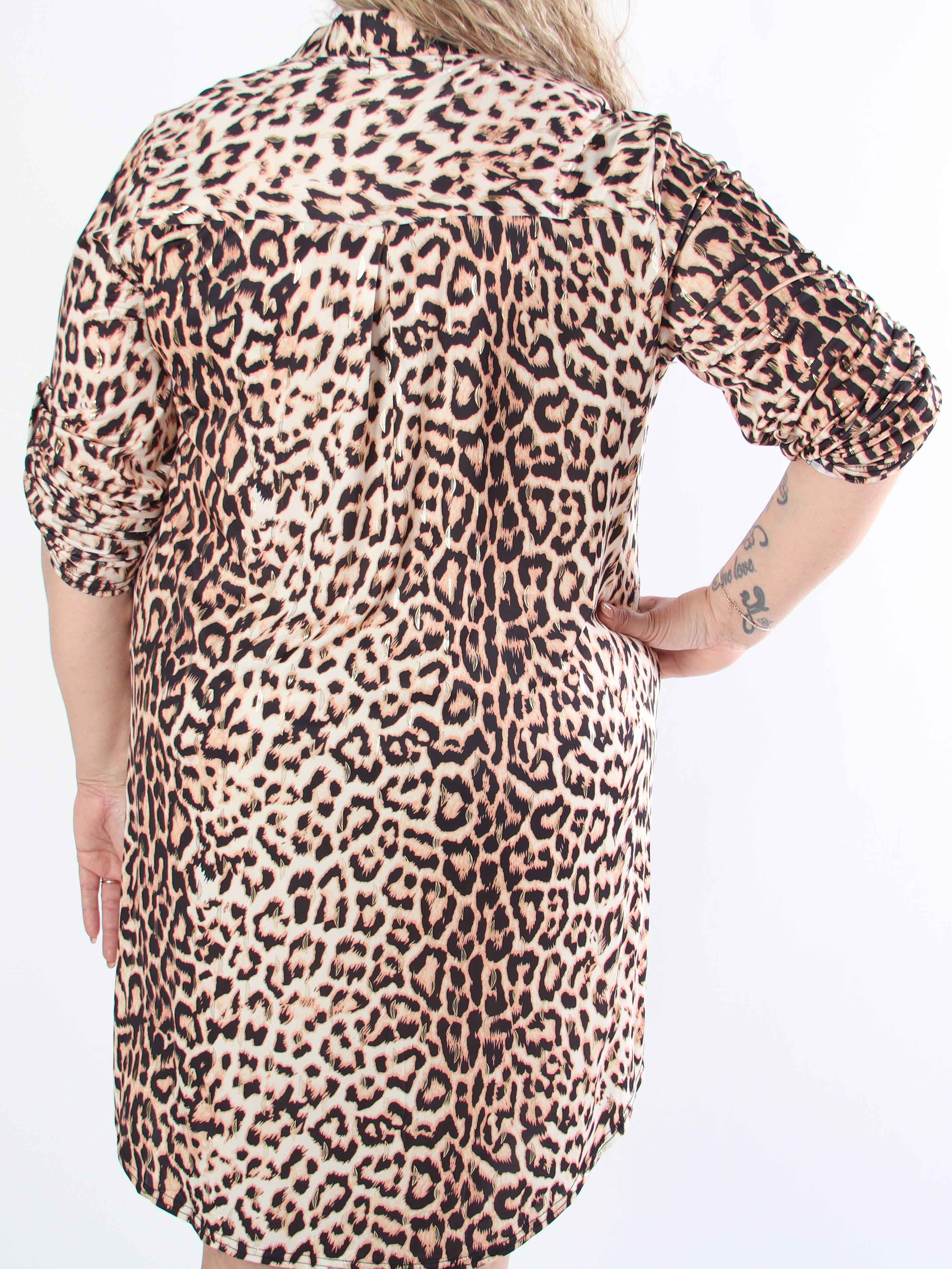 Penelope - Elastisk plus size kjole i leopardprint med guld detaljer