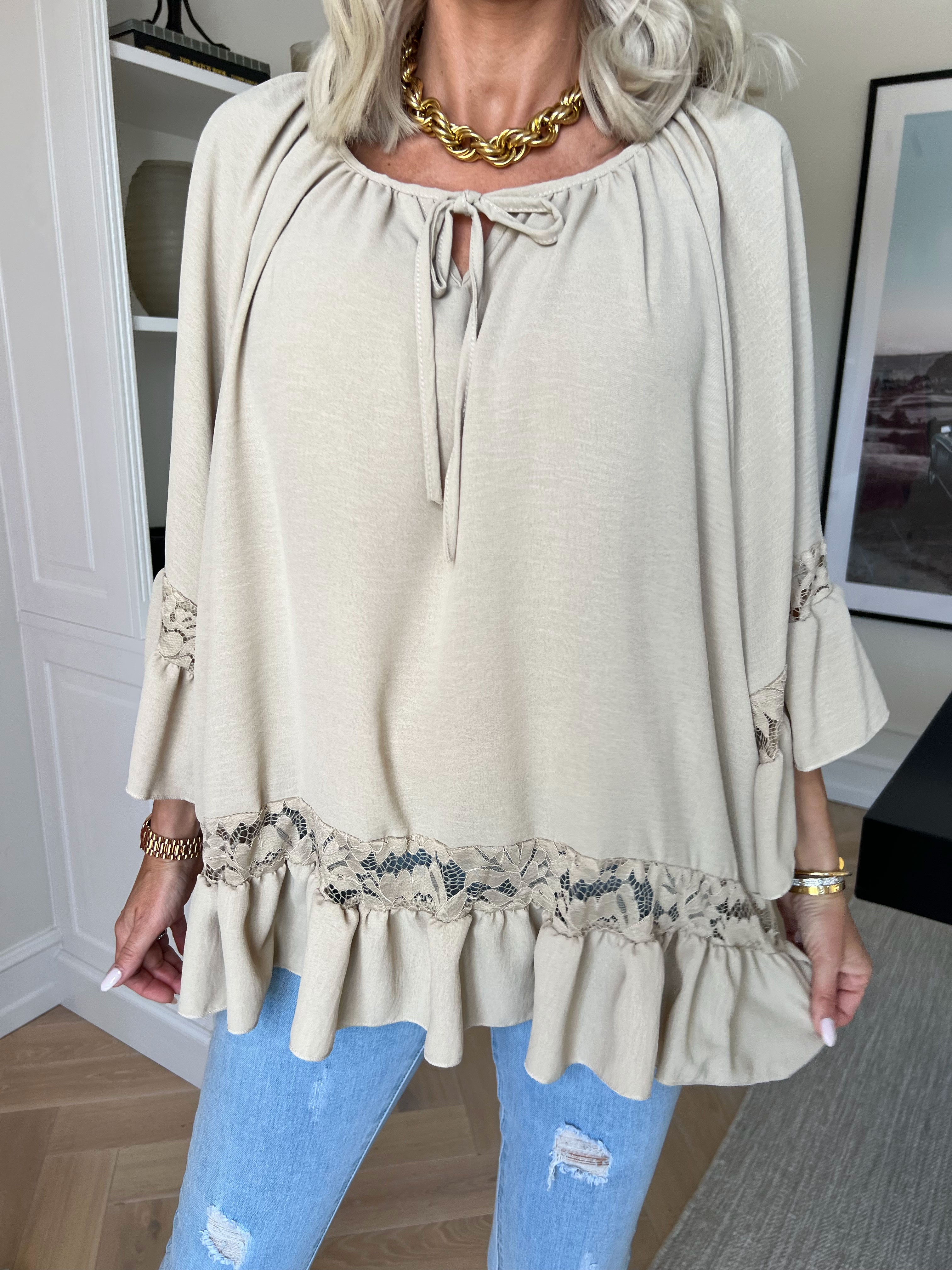 Pepita - Tunika i løs pasform med blonde- og flæsedetaljer