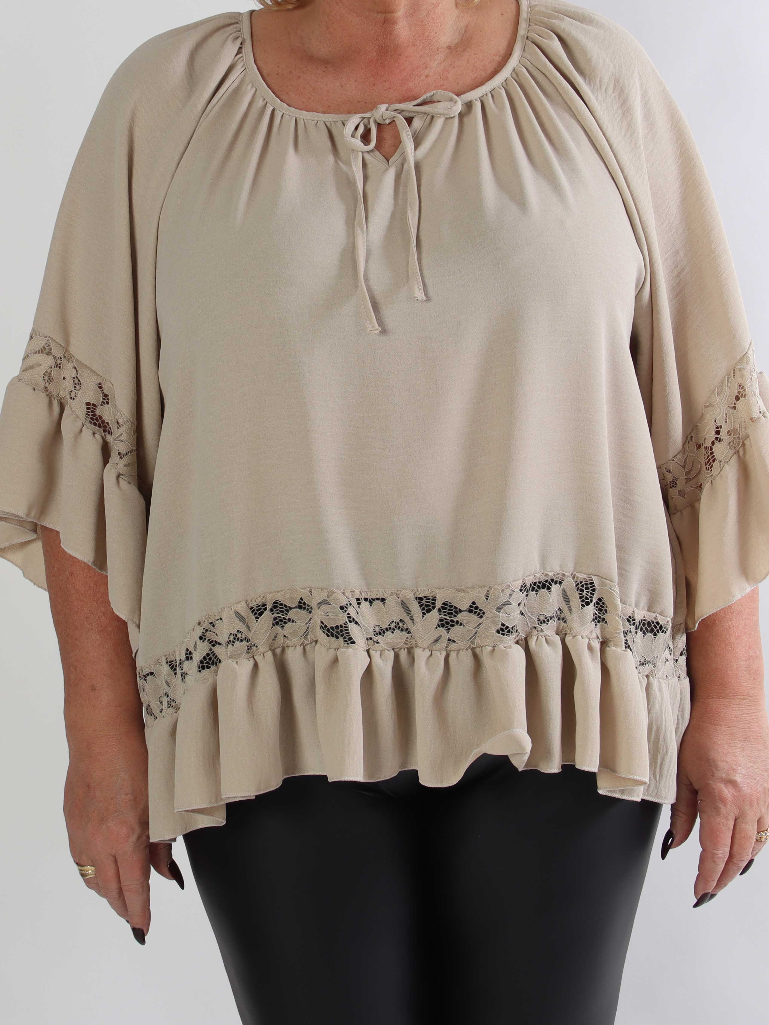 Pepita - Plus size tunika i løs pasform med blonde- og flæsedetaljer