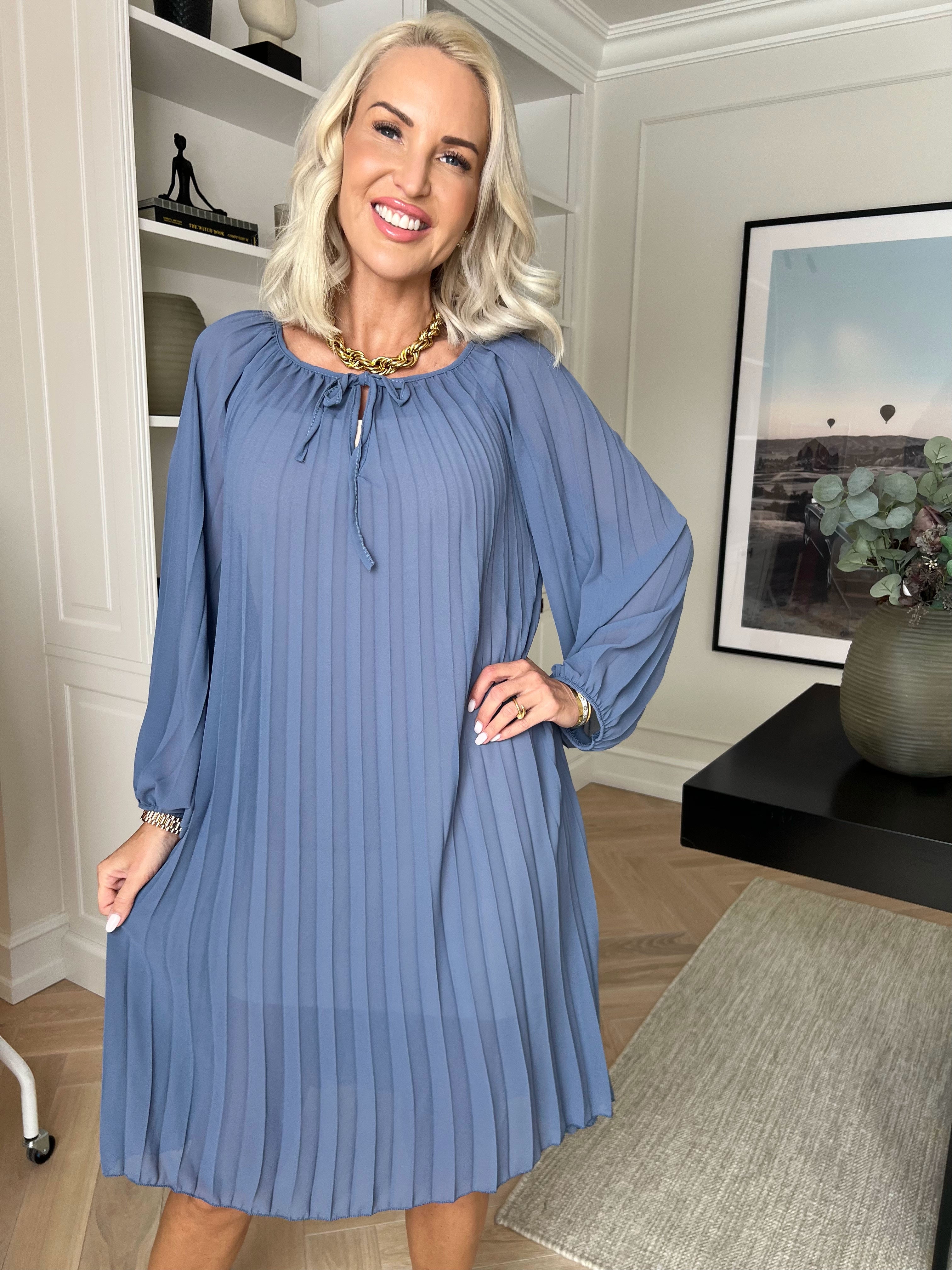 Philippa - Sød plisseret kjole i semi-transparent chiffon