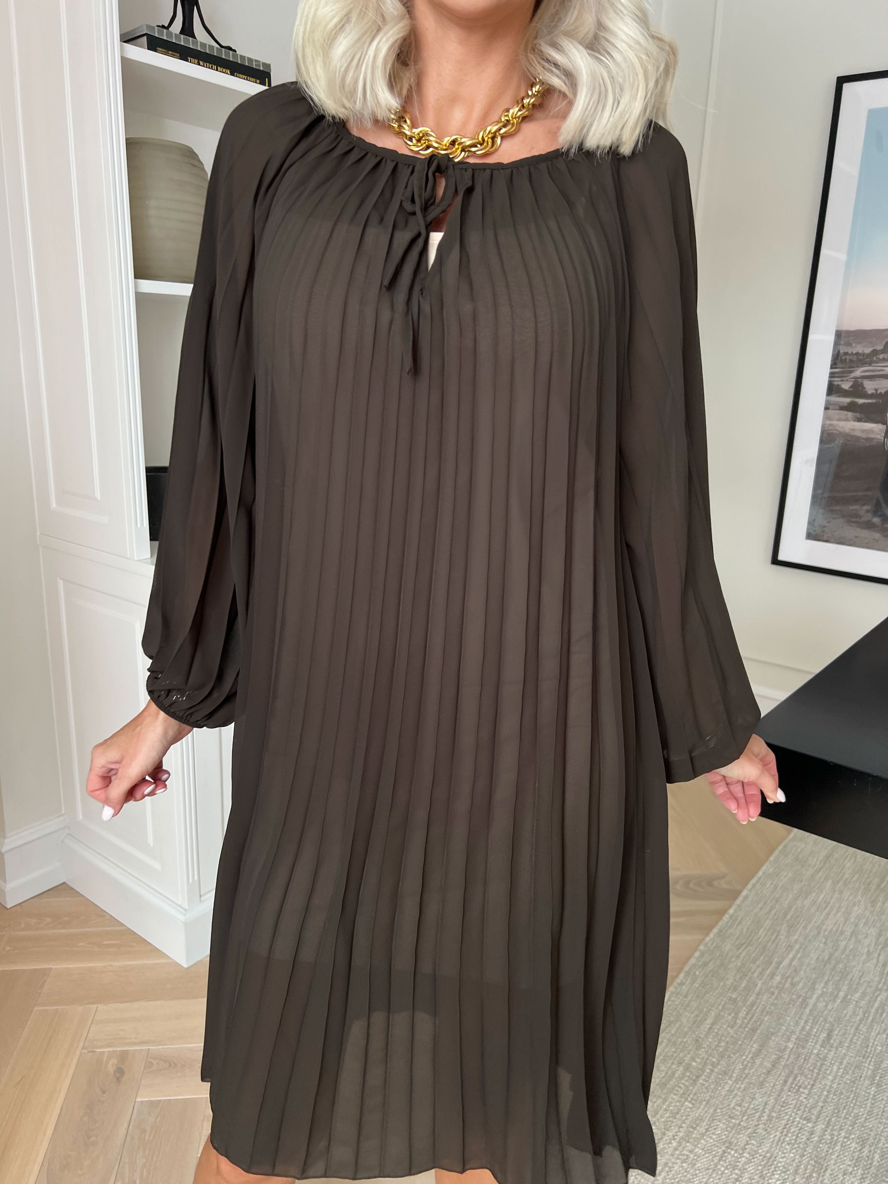 Philippa - Sød plisseret kjole i semi-transparent chiffon