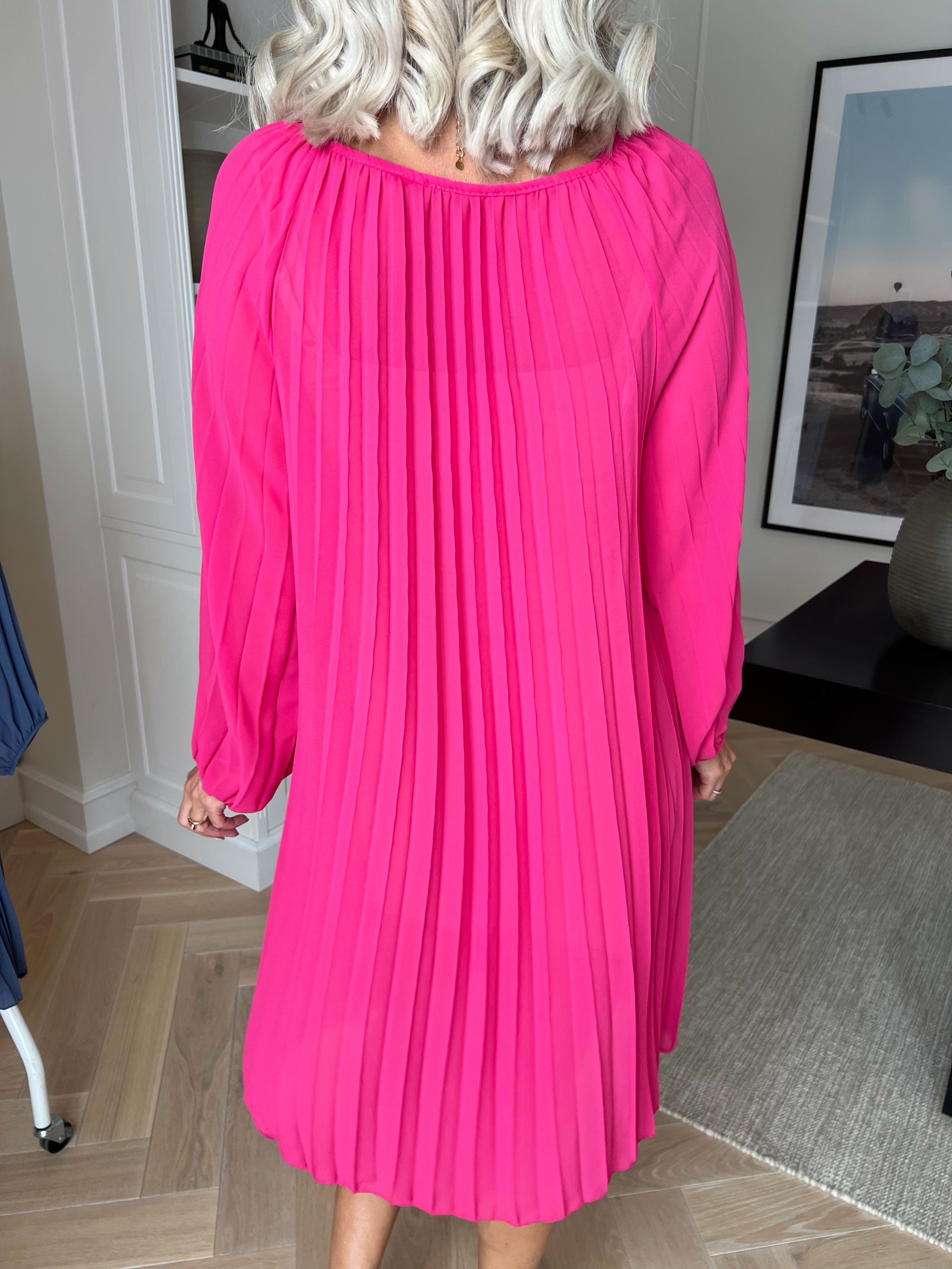 Philippa - Sød plisseret kjole i semi-transparent chiffon