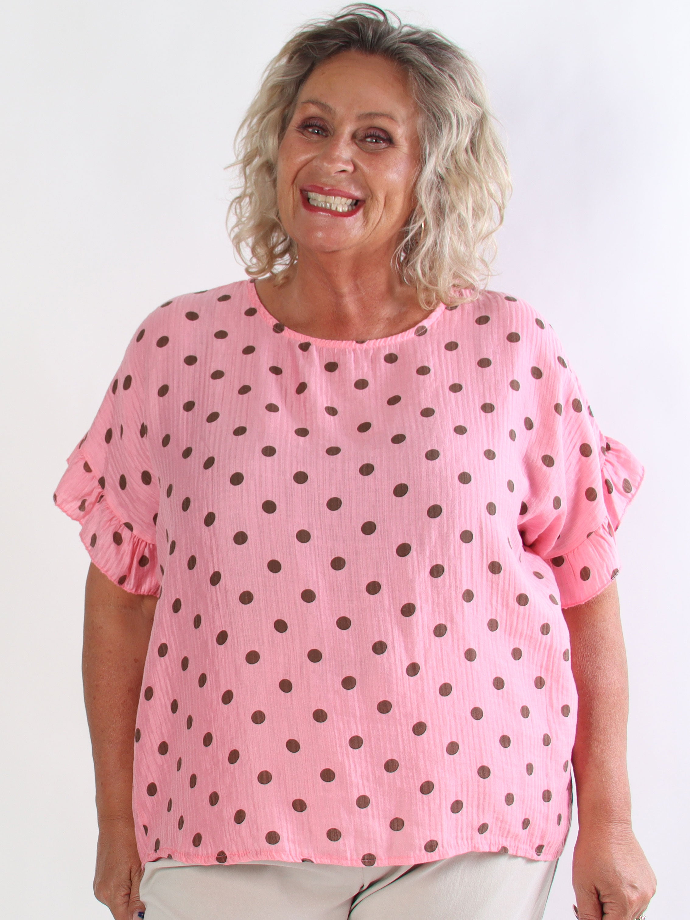 Poline - Prikket plus size tunika i åndbar lyocell stof med flæsekant på ærmerne