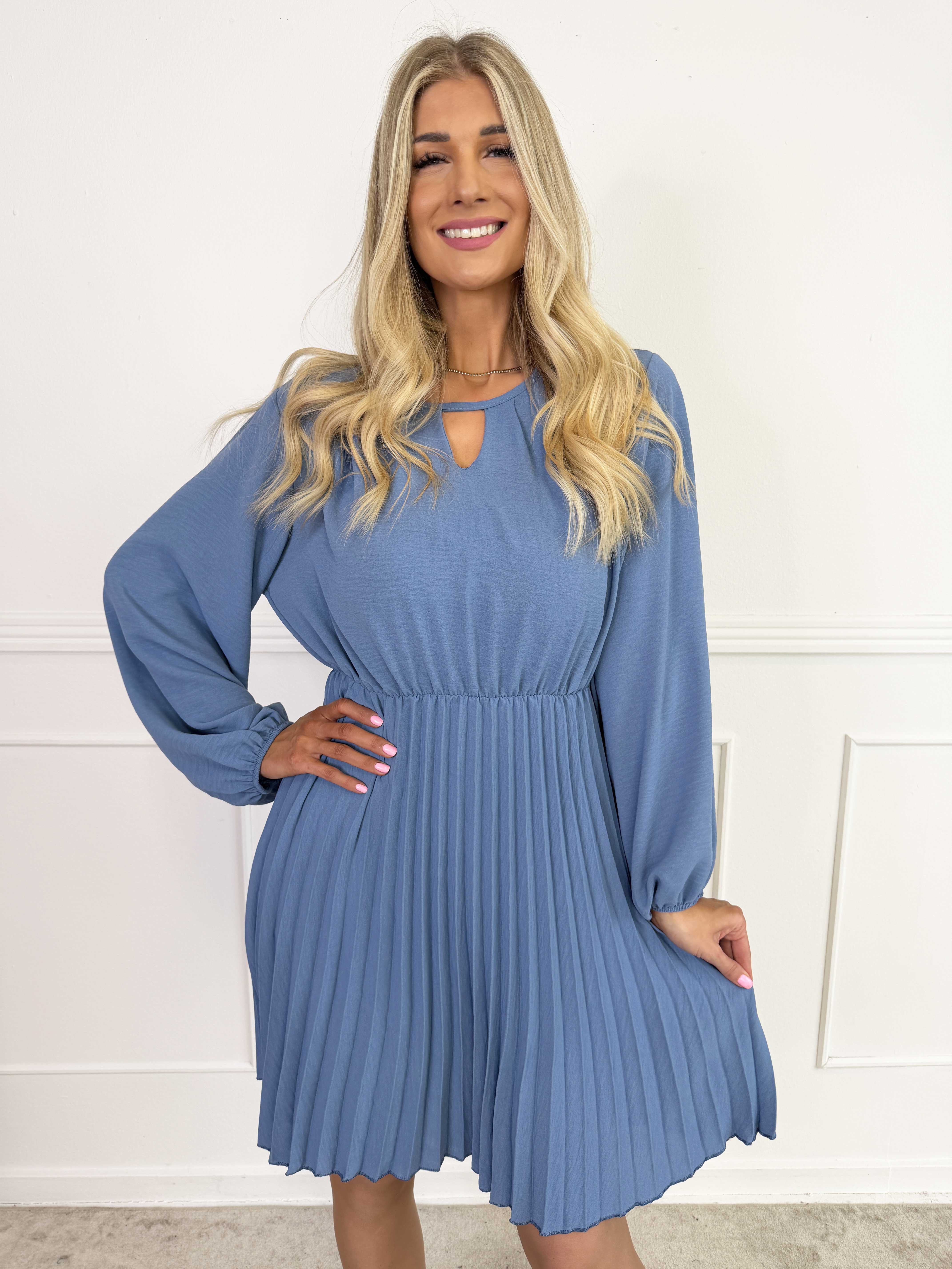 Rabia - Sød langærmet kjole med plisseret skørt