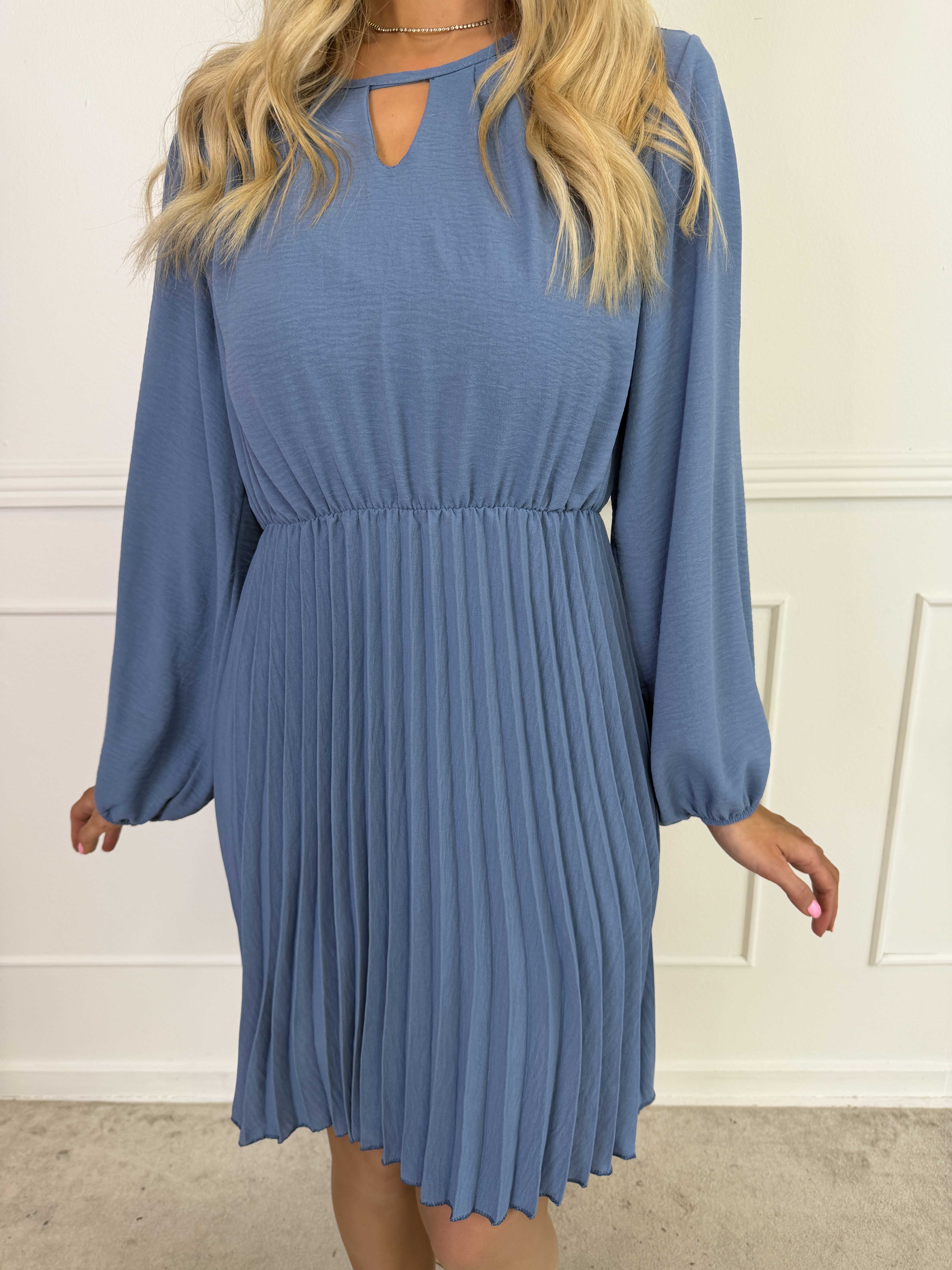 Rabia - Sød langærmet kjole med plisseret skørt