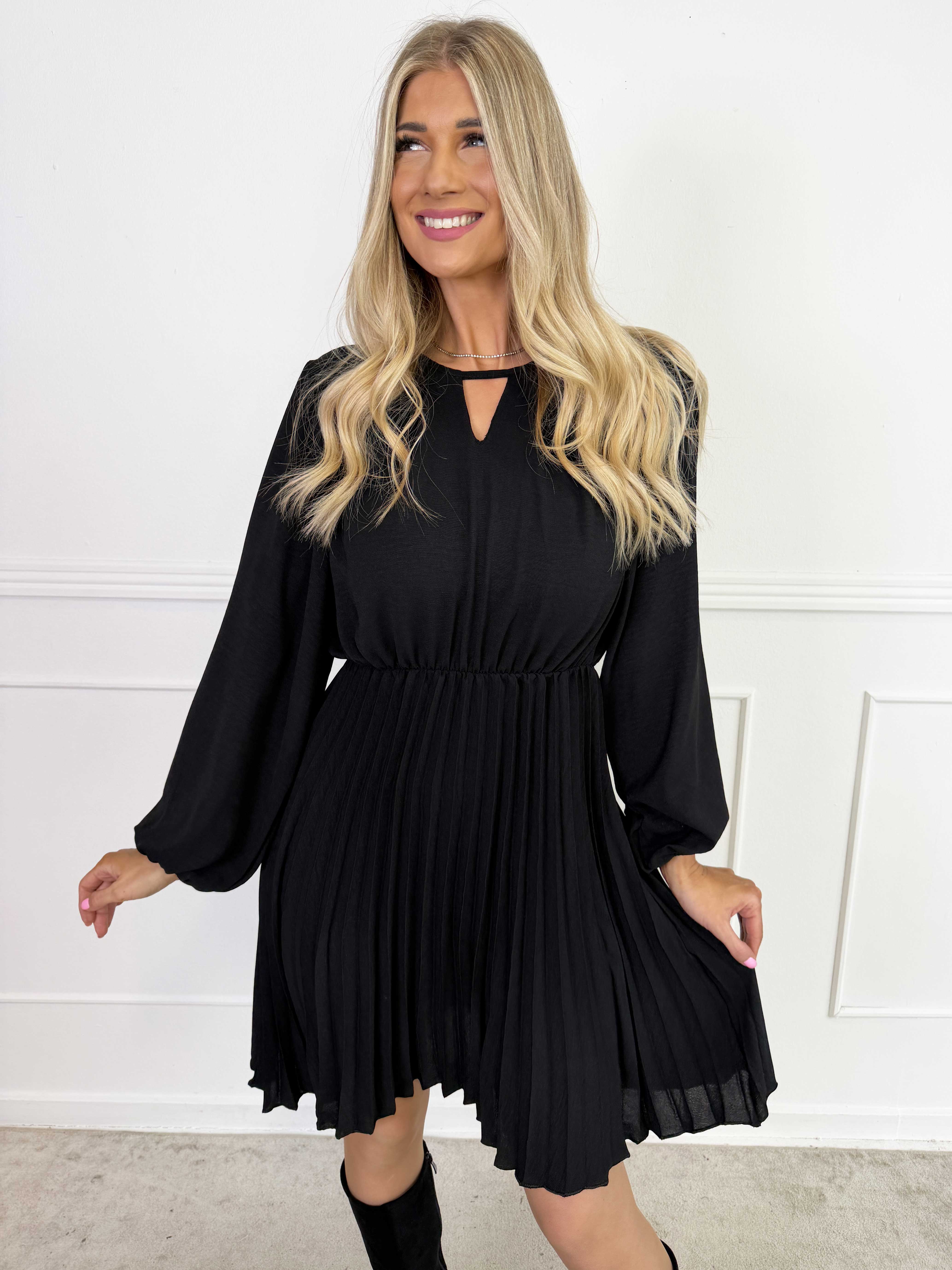 Rabia - Sød langærmet kjole med plisseret skørt