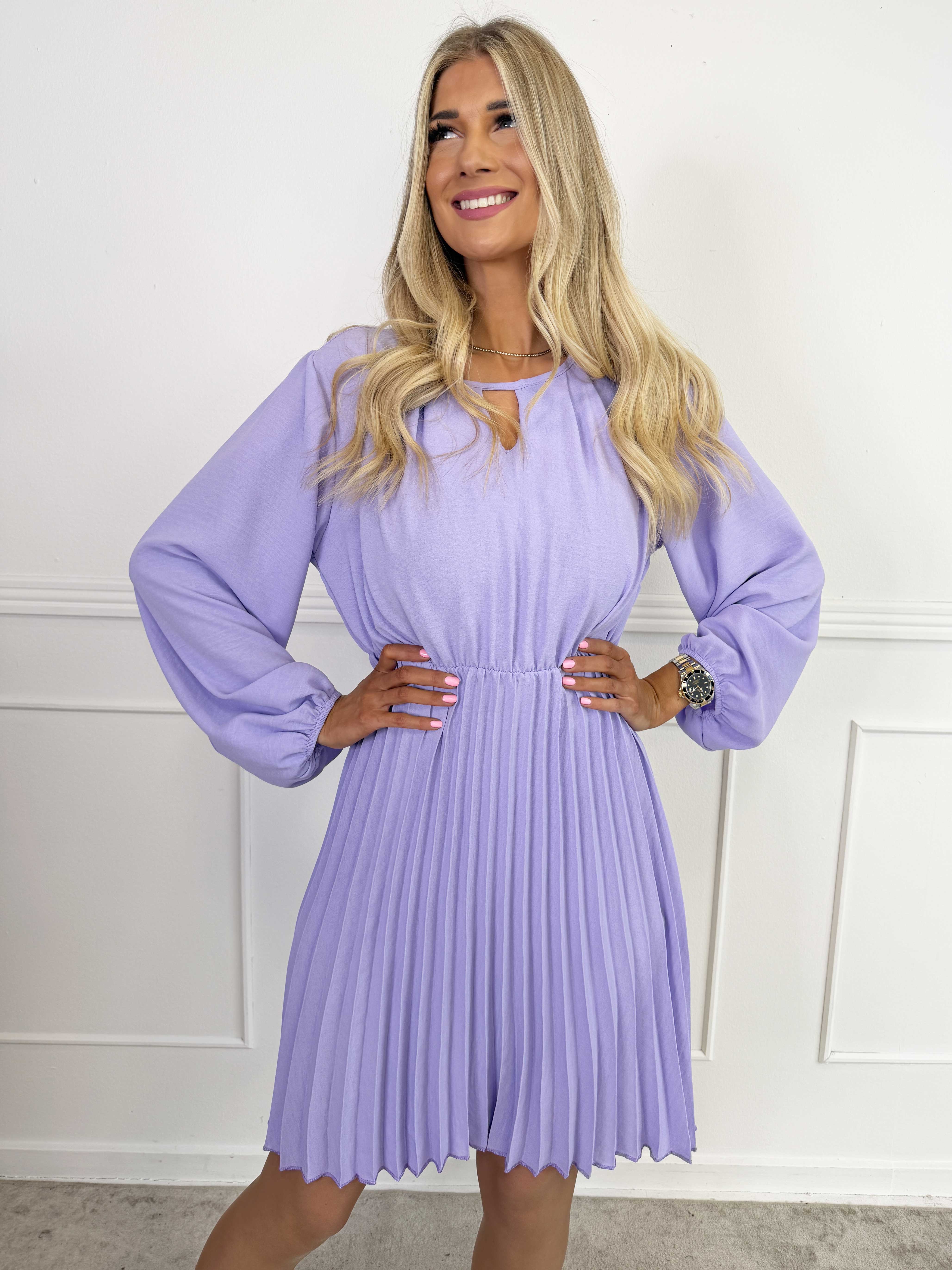 Rabia - Sød langærmet kjole med plisseret skørt