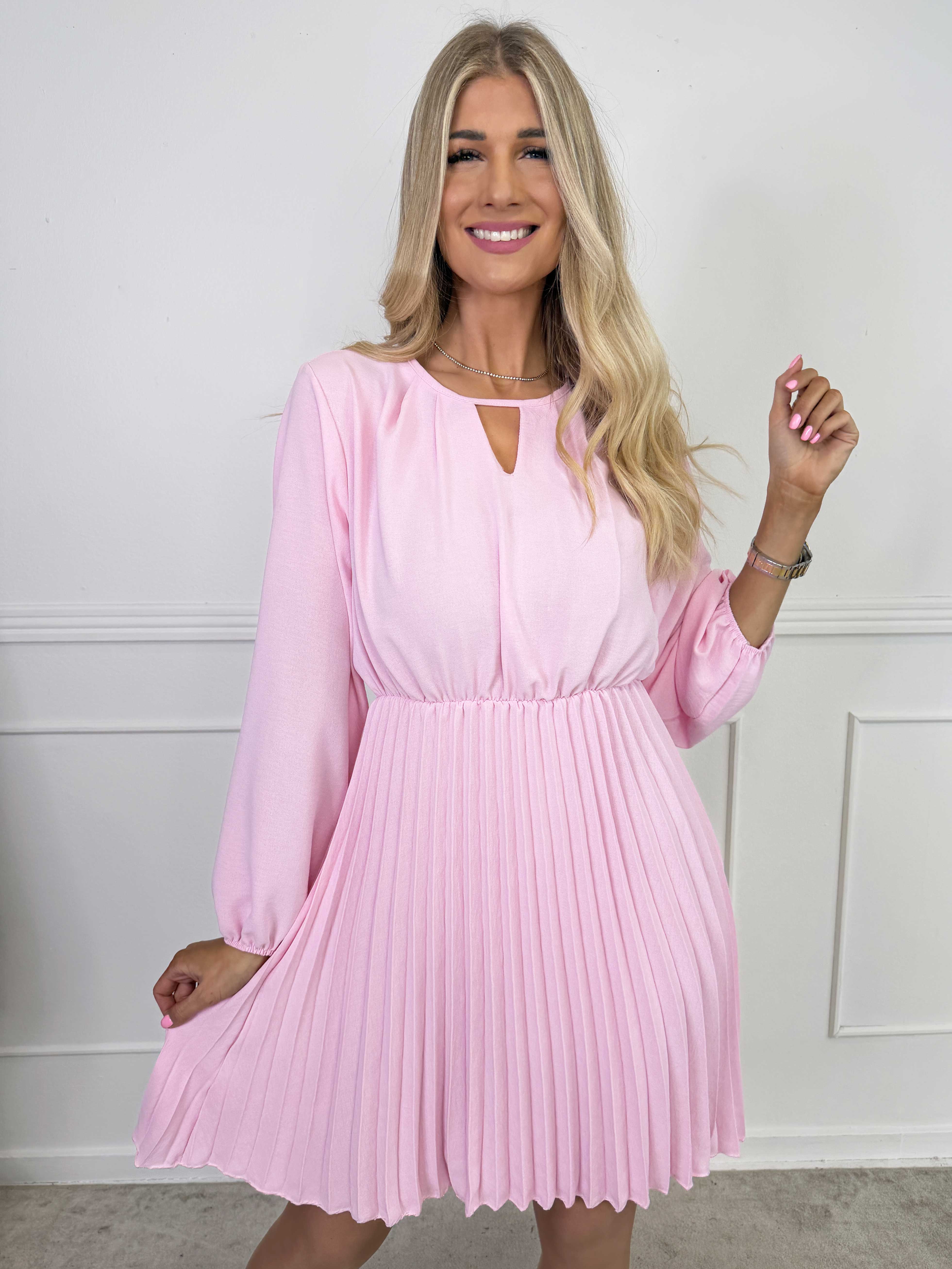 Rabia - Sød langærmet kjole med plisseret skørt