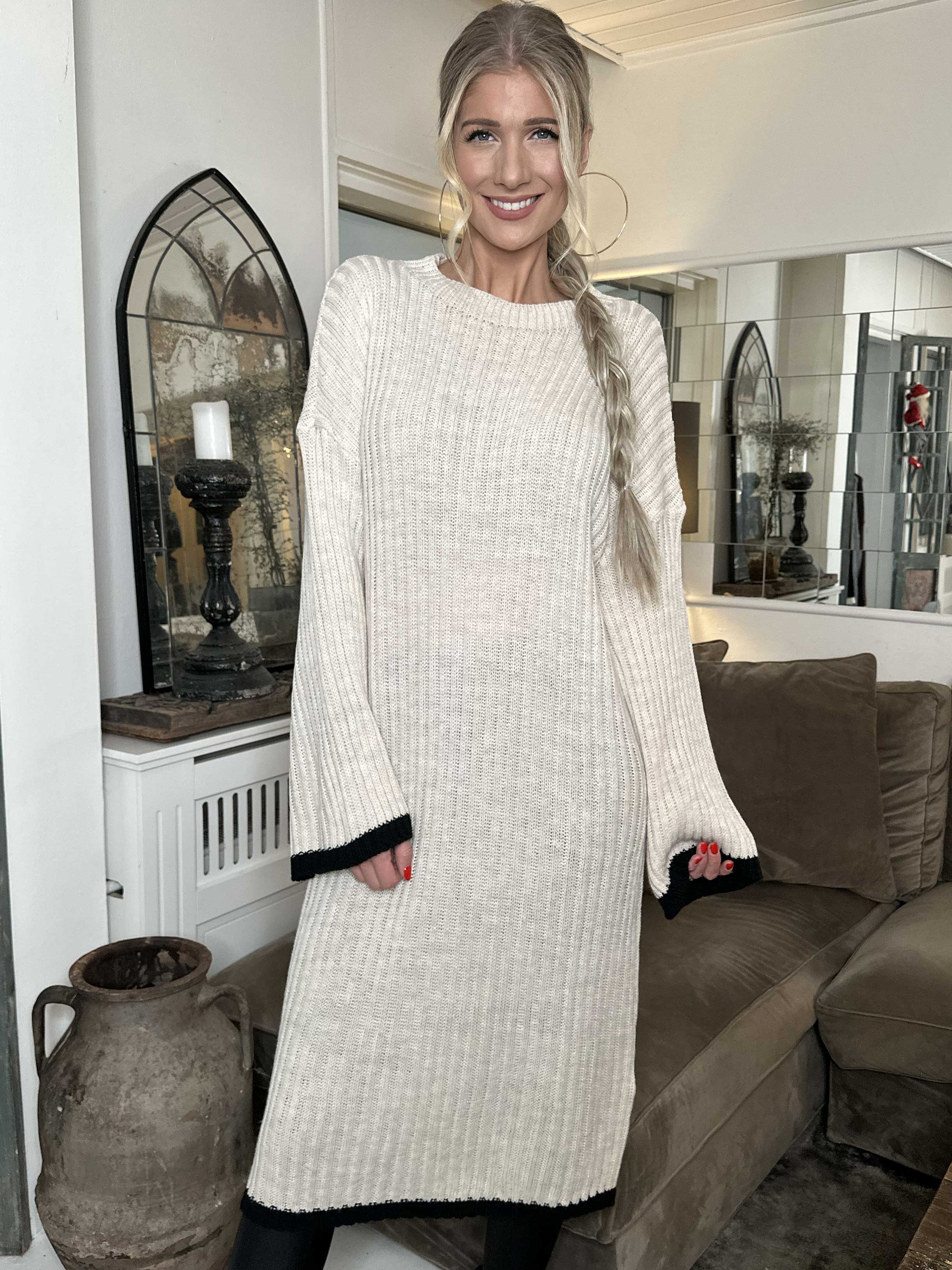 Ramona - Lang strikkjole med farvet kanter