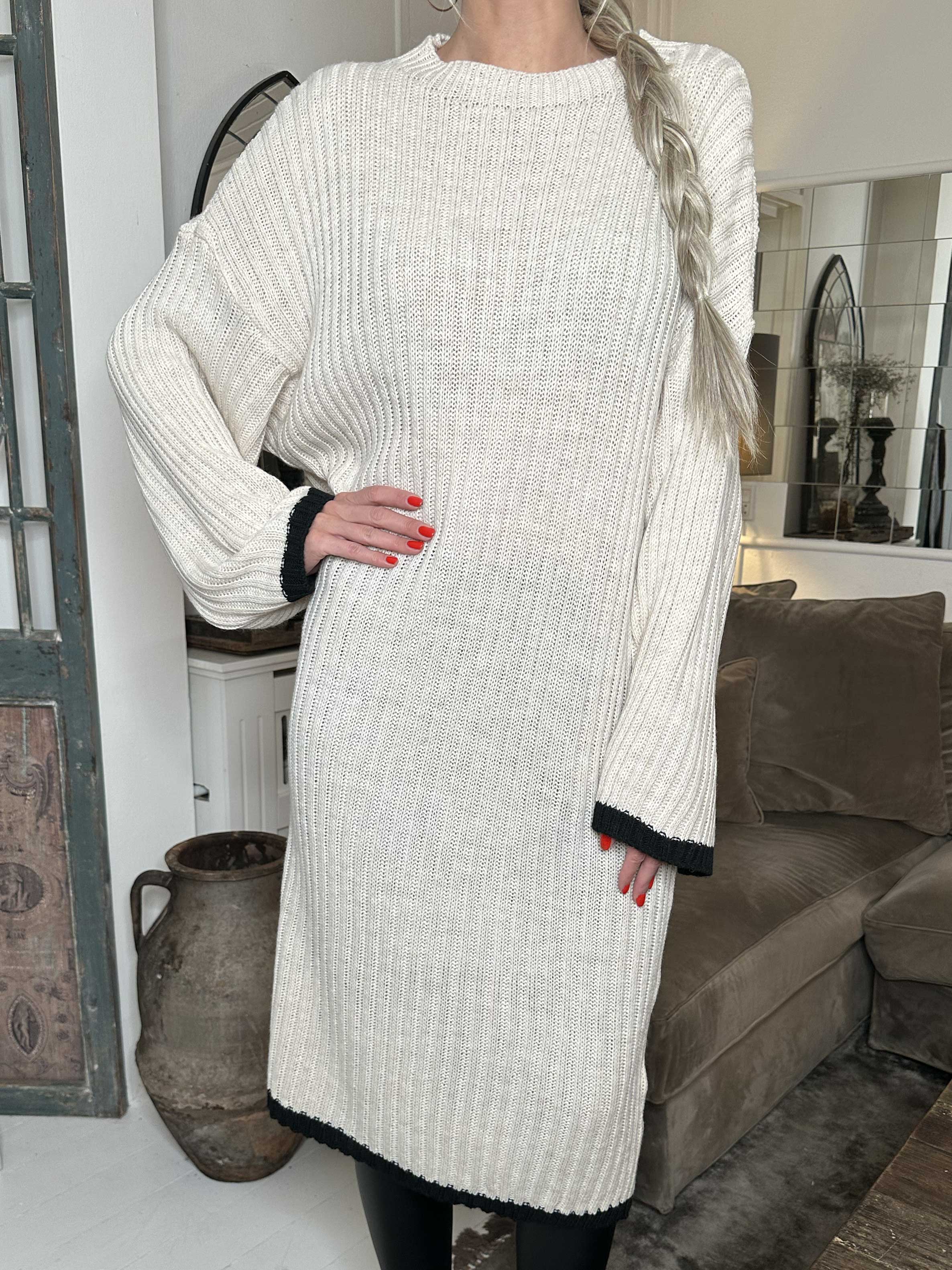 Ramona - Lang strikkjole med farvet kanter