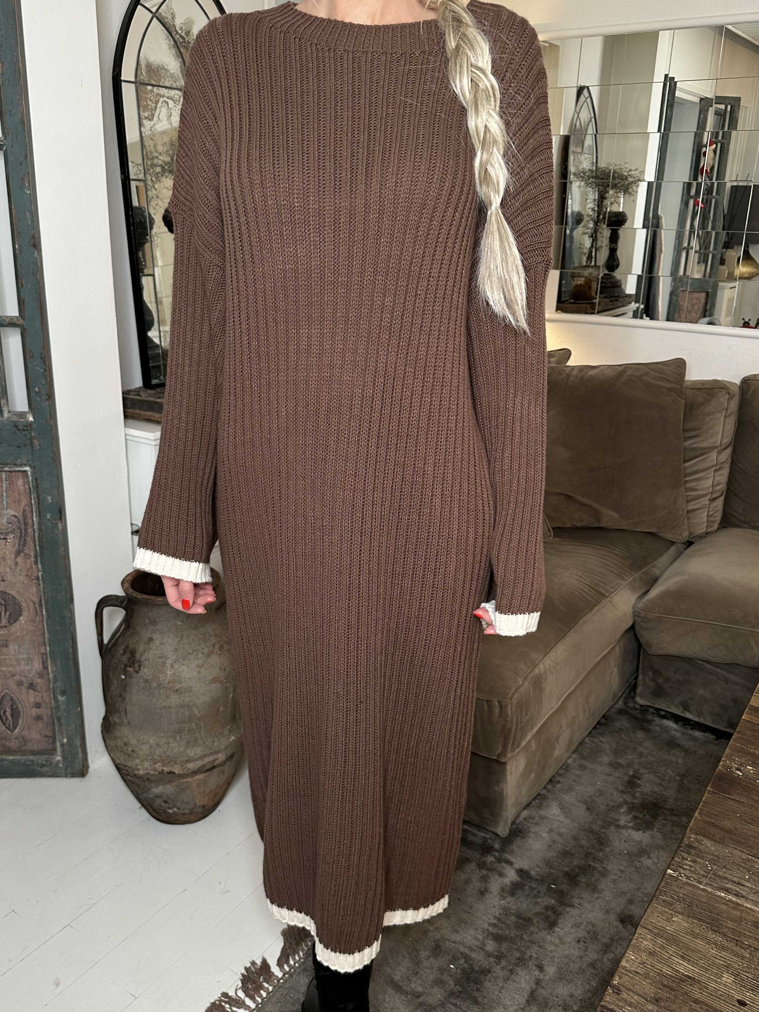 Ramona - Lang strikkjole med farvet kanter