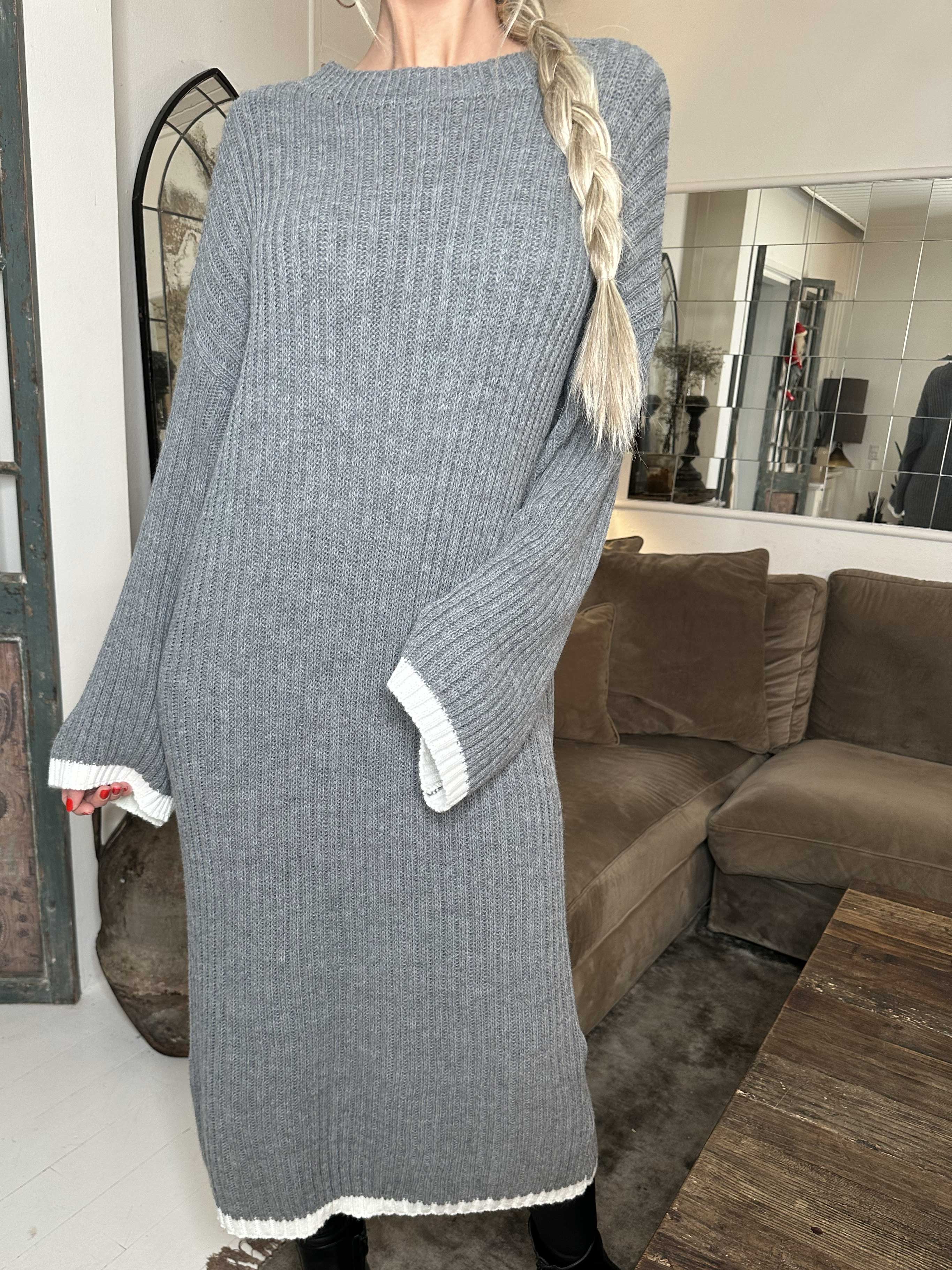 Ramona - Lang strikkjole med farvet kanter