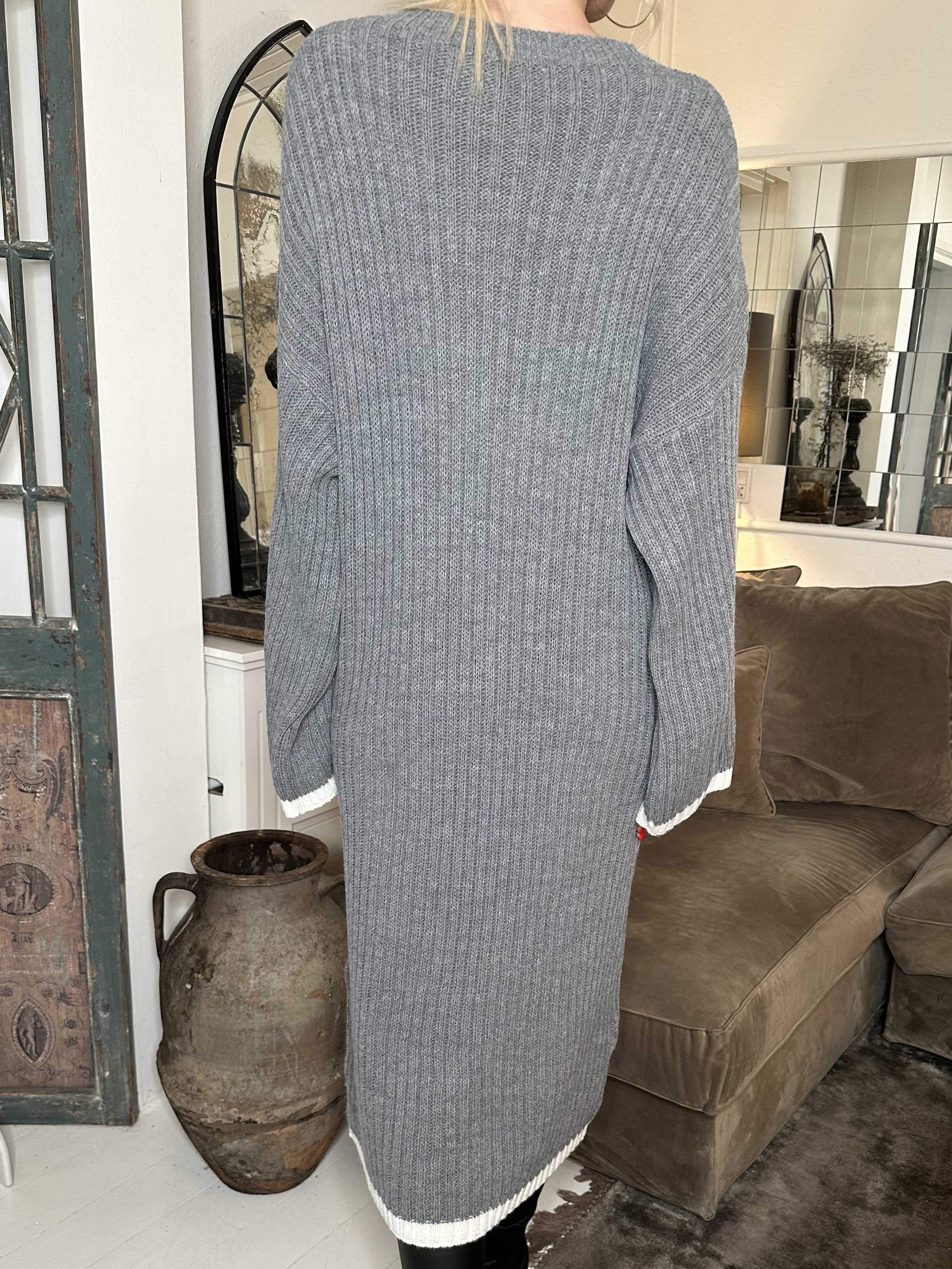 Ramona - Lang strikkjole med farvet kanter