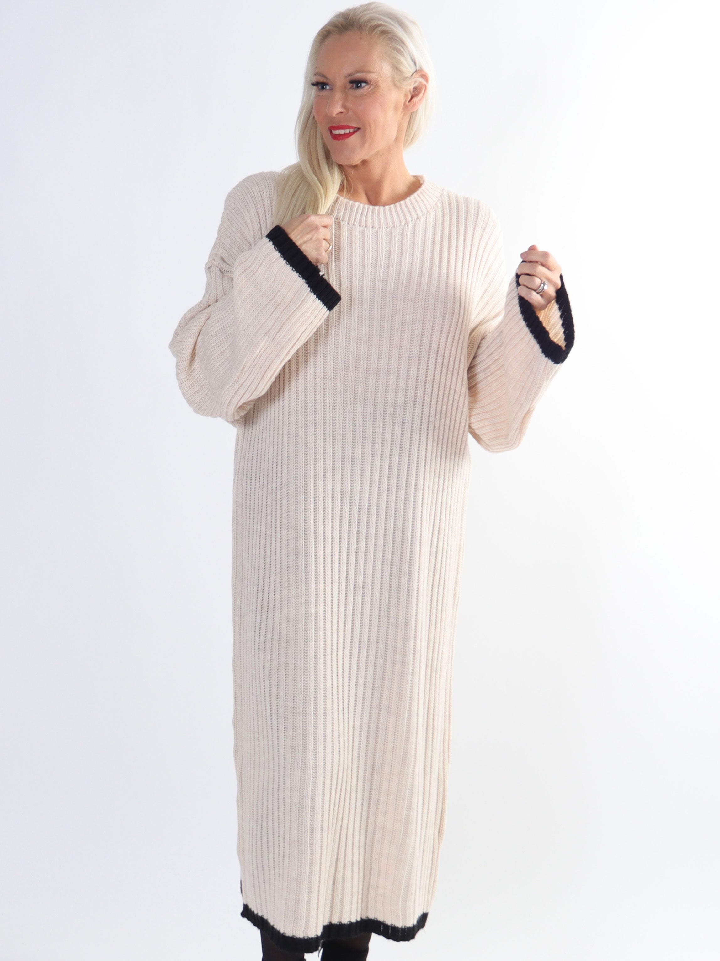 Ramona - Lang plus size strikkjole med farvet kanter