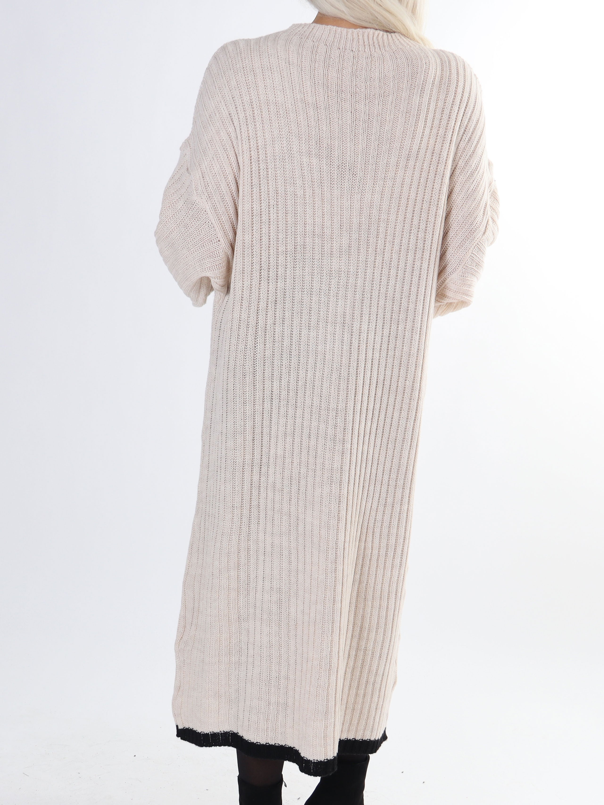 Ramona - Lang plus size strikkjole med farvet kanter