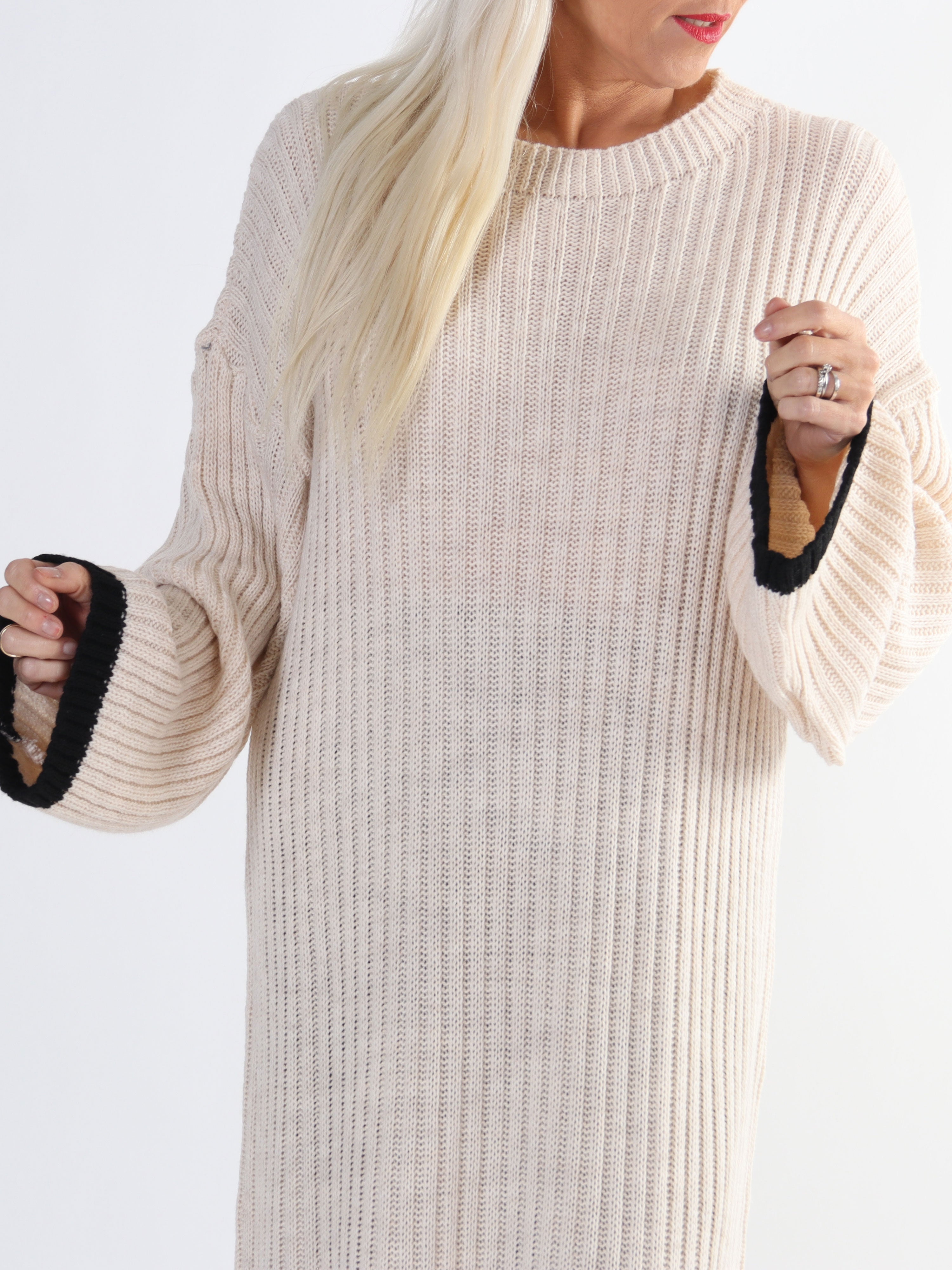 Ramona - Lang plus size strikkjole med farvet kanter