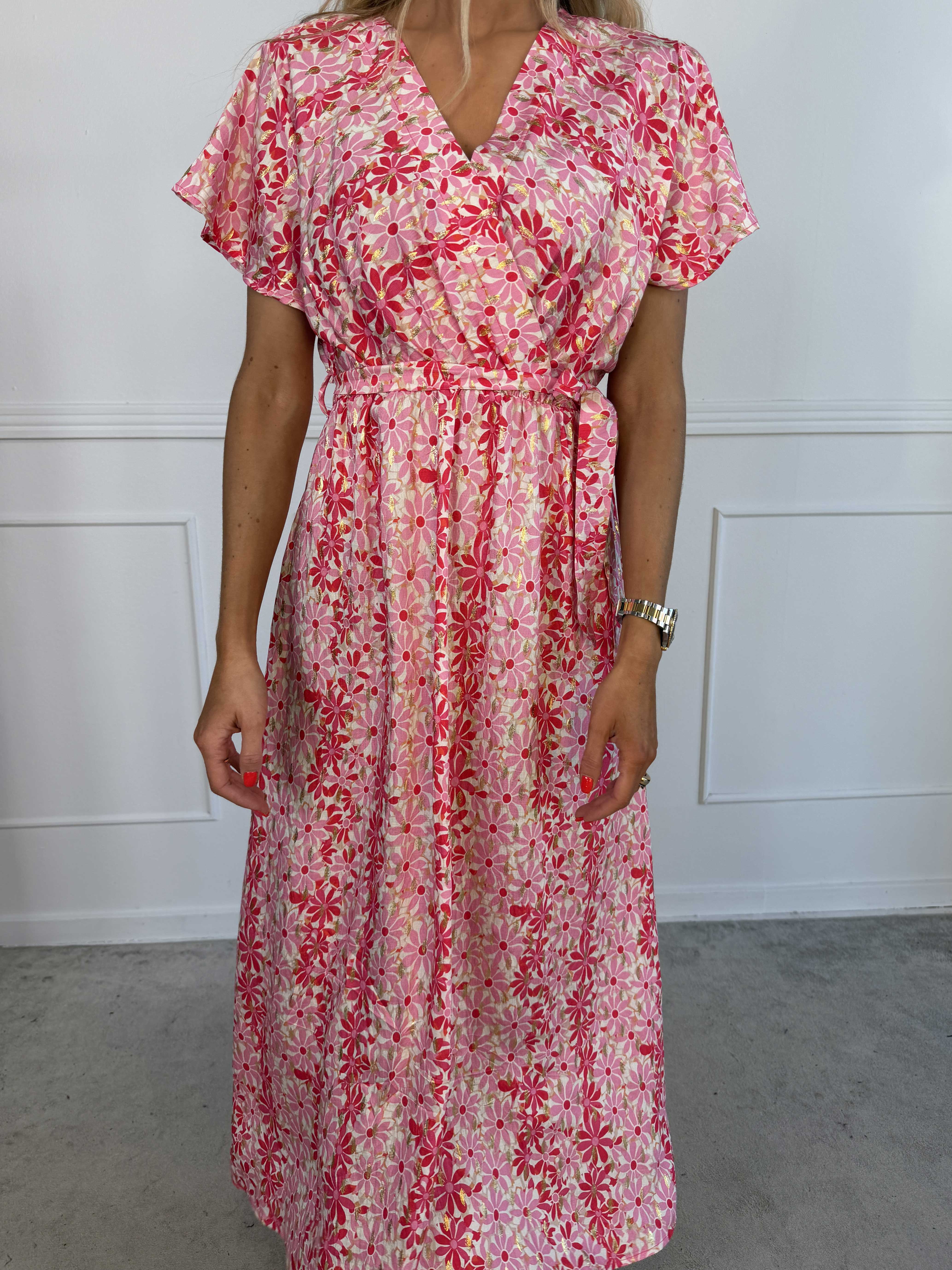 Rima - Lang blomstret kjole i viskose med guld dutter