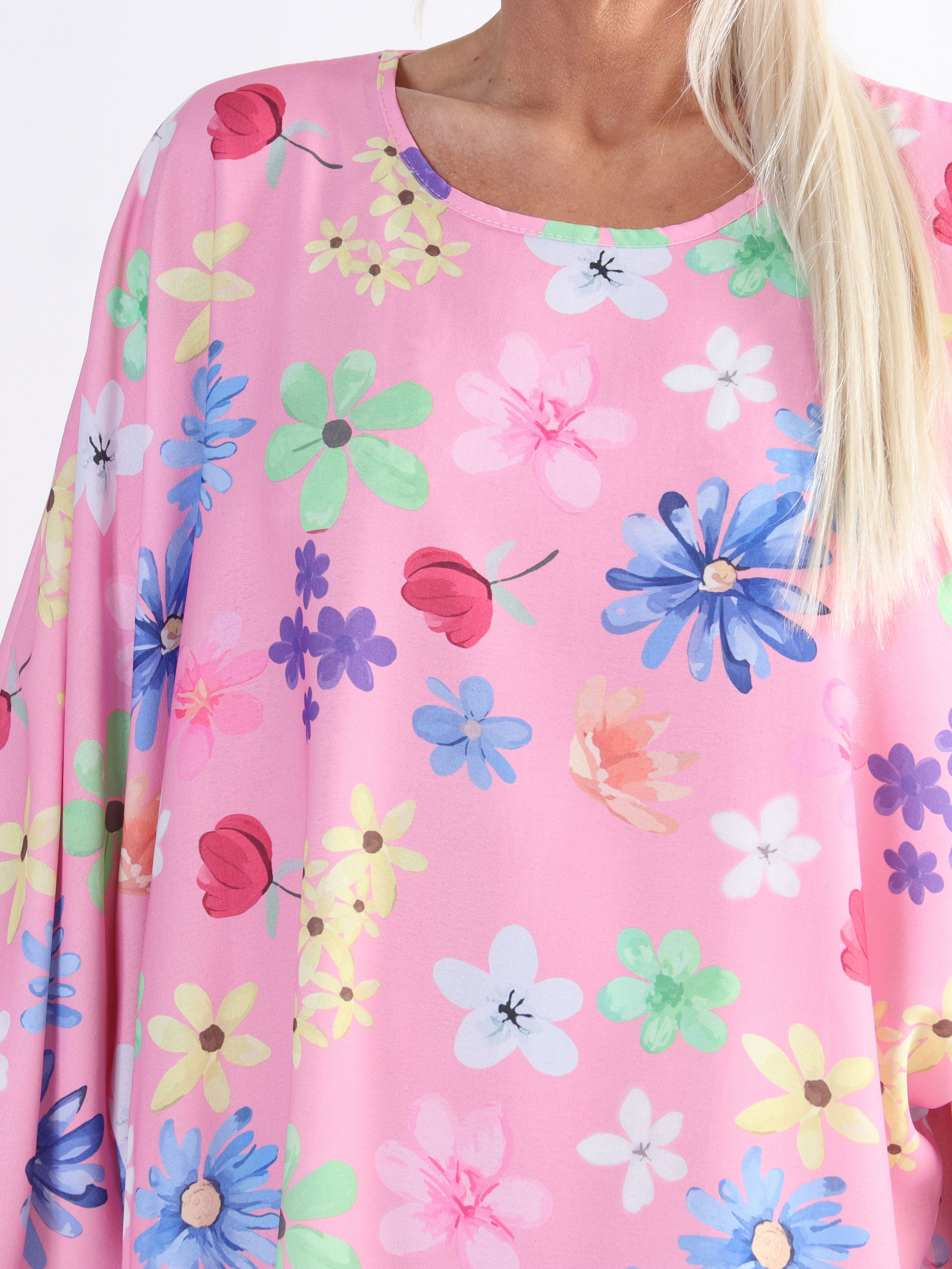 Sabina - Plus size kjole i løs pasform med blomsterprint