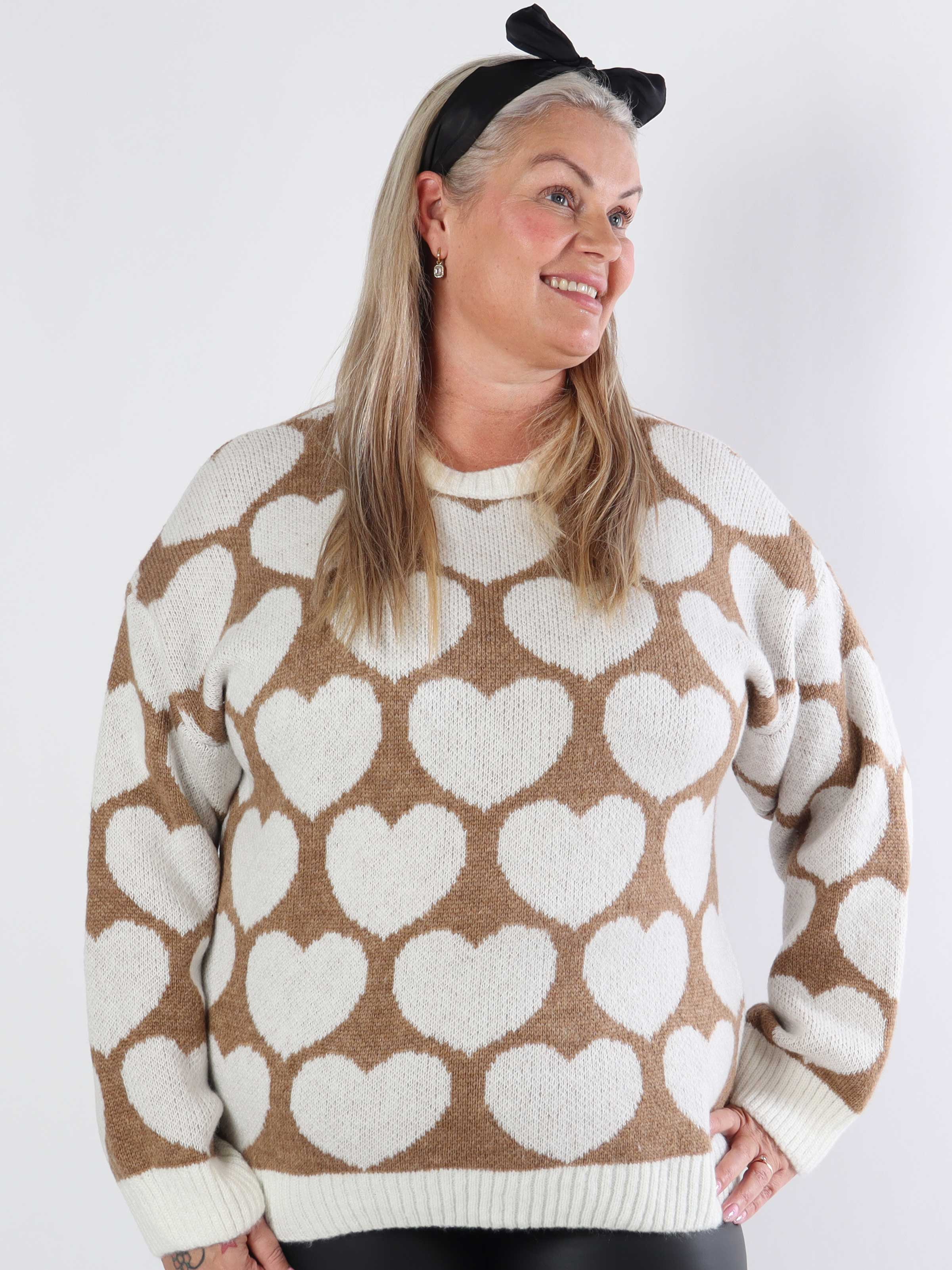 Saidy - Tyk plus size strikbluse med hjerter