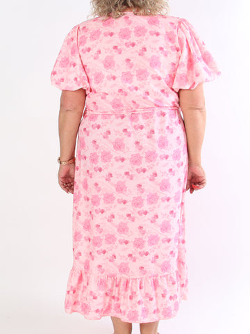 Sakira - Sød plus size kjole i blomsterprint med pufærmer