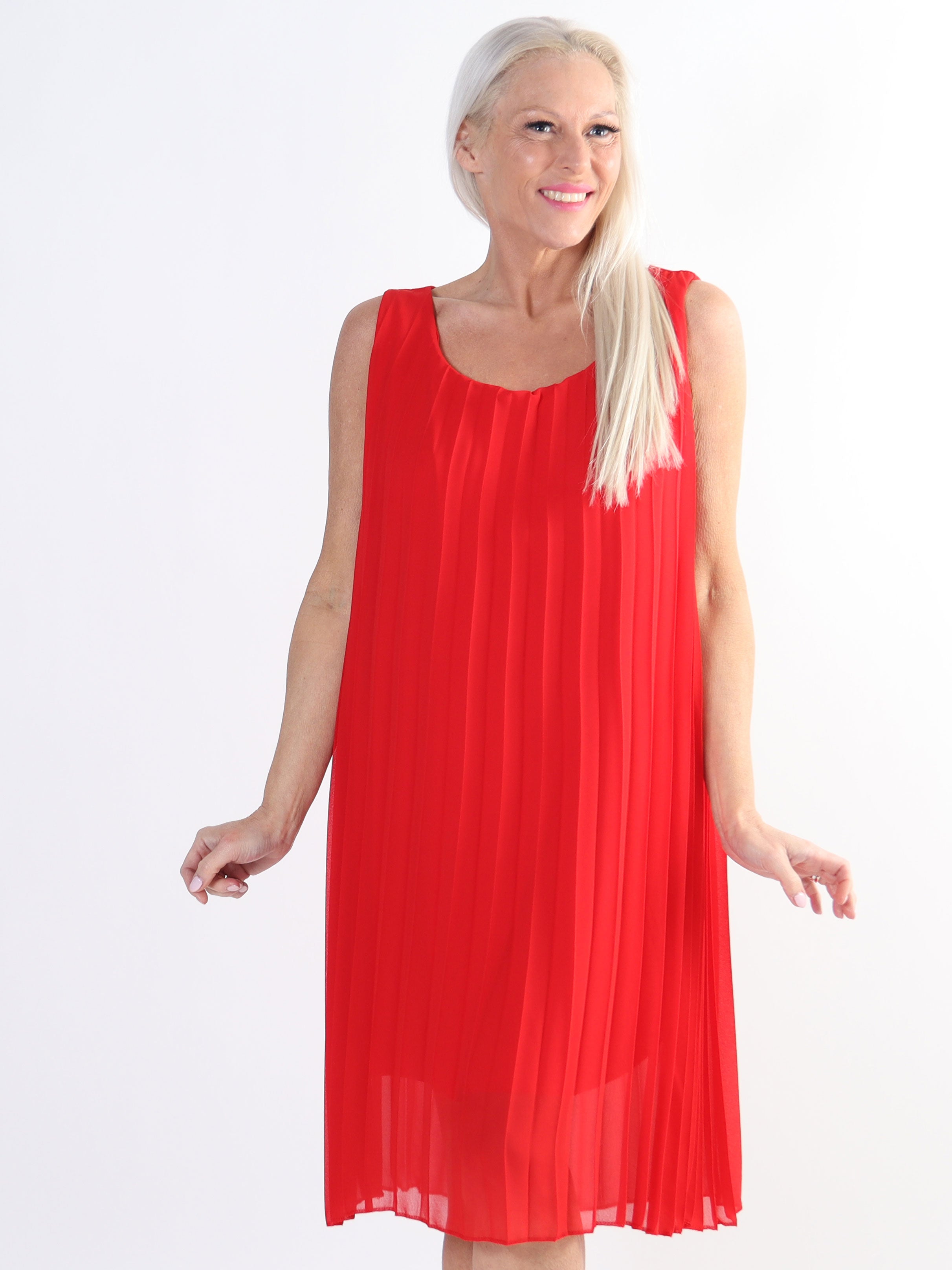 Saline - Sød plus size kjole i plisseret chiffon uden ærmer