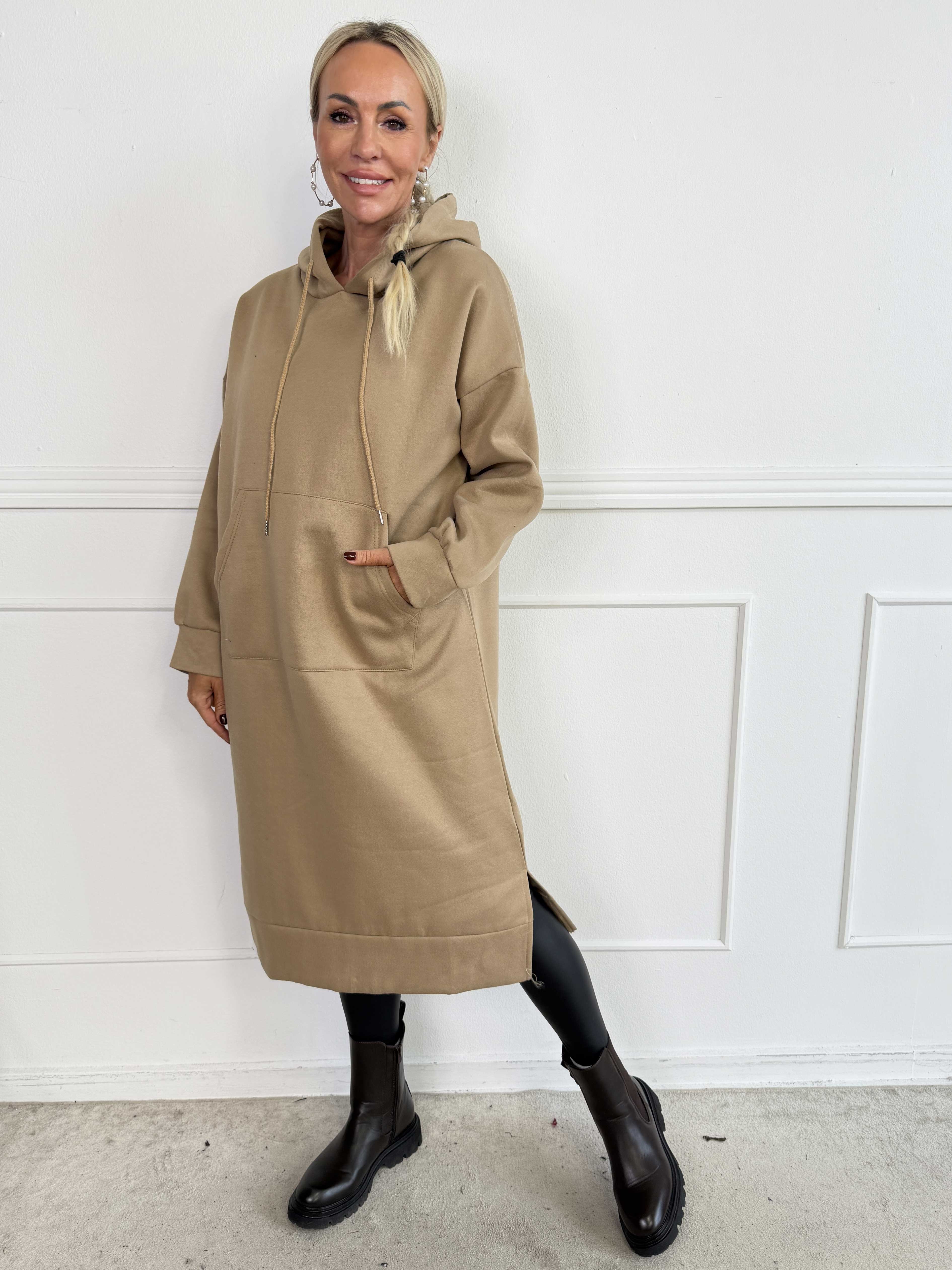 Sanja - Lang og blød hoodiekjole i lækker viskose med et enkelt og stilrent design